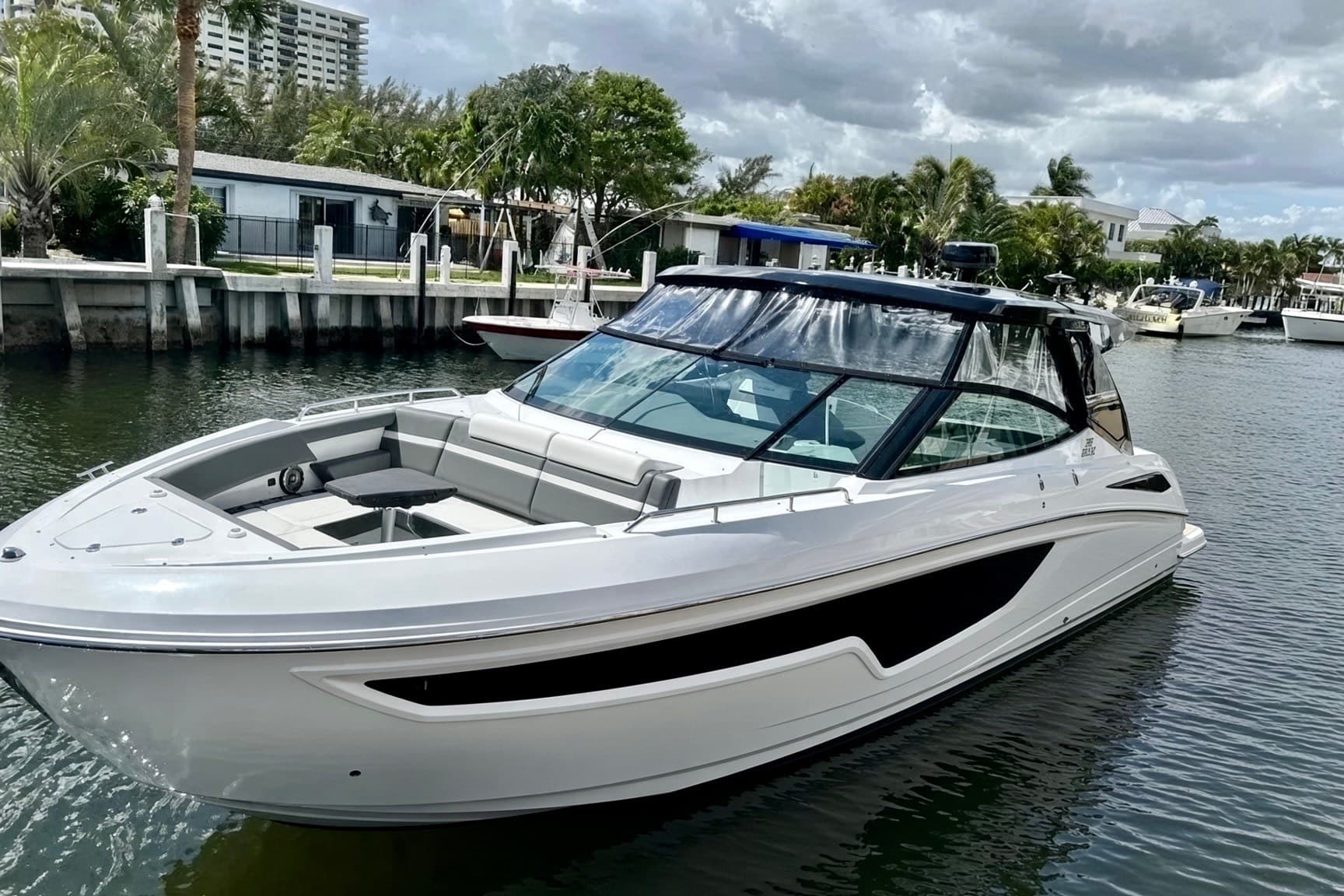 2023 Cruisers Yachts 38 GLS OB zum Verkauf in Pompano Beach, FL Sport Cruiser