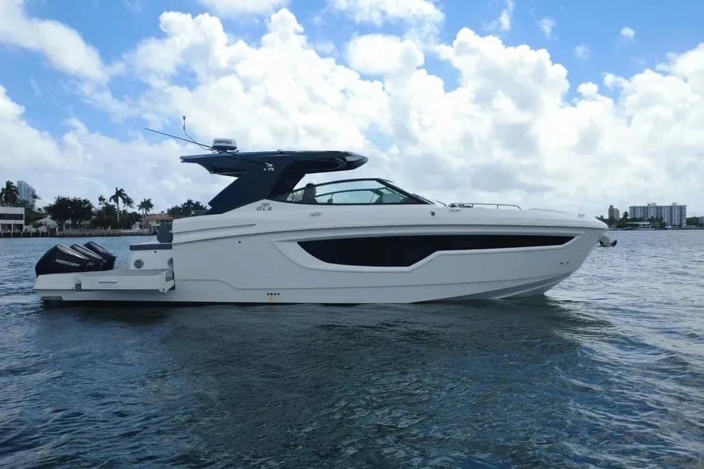 2023 Cruisers Yachts 38 GLS OB zum Verkauf in Pompano Beach, FL Sport Cruiser 3