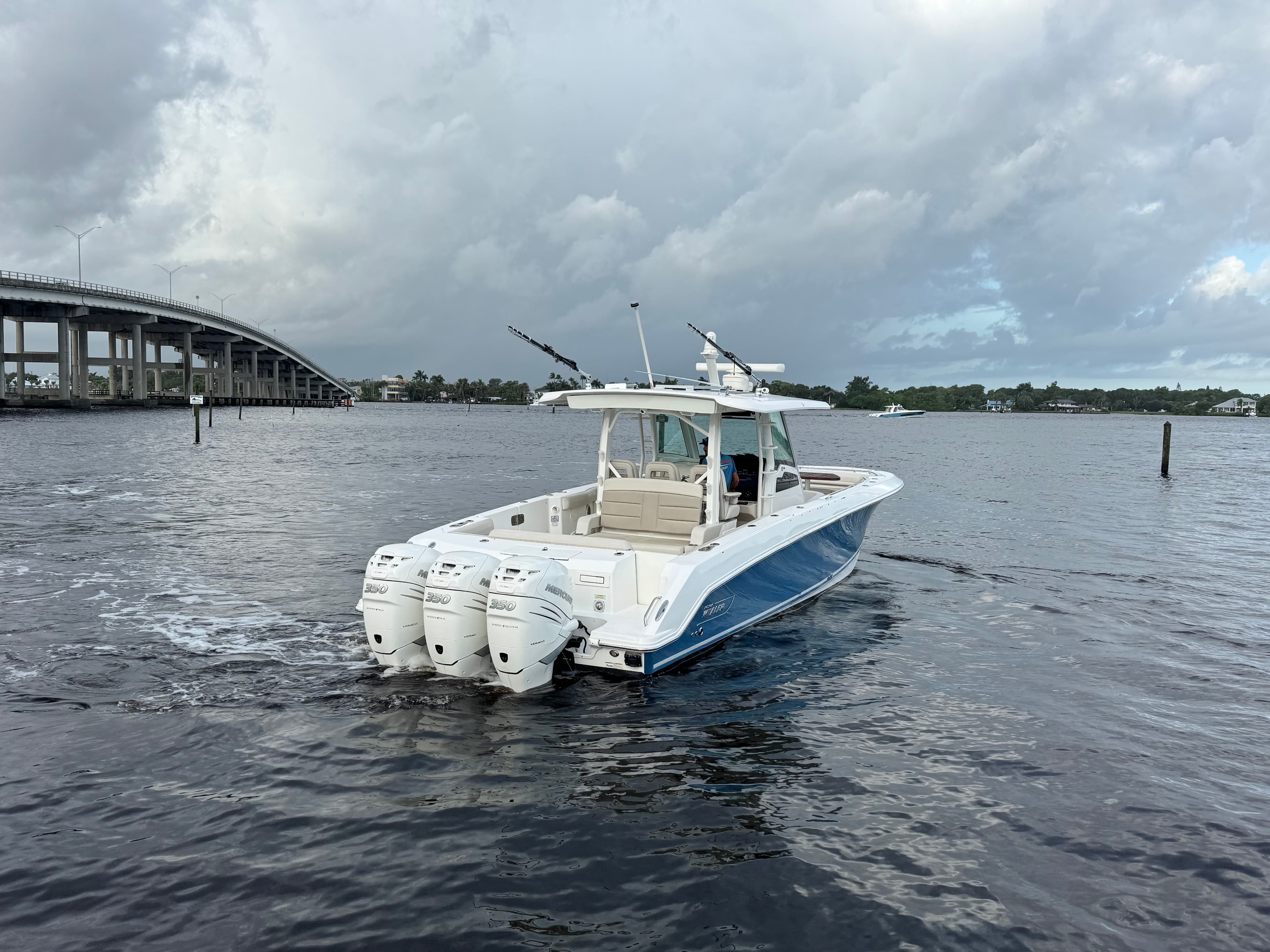 2018 Boston Whaler 380 Outrage zum Verkauf in Stuart, Florida Center Console 3