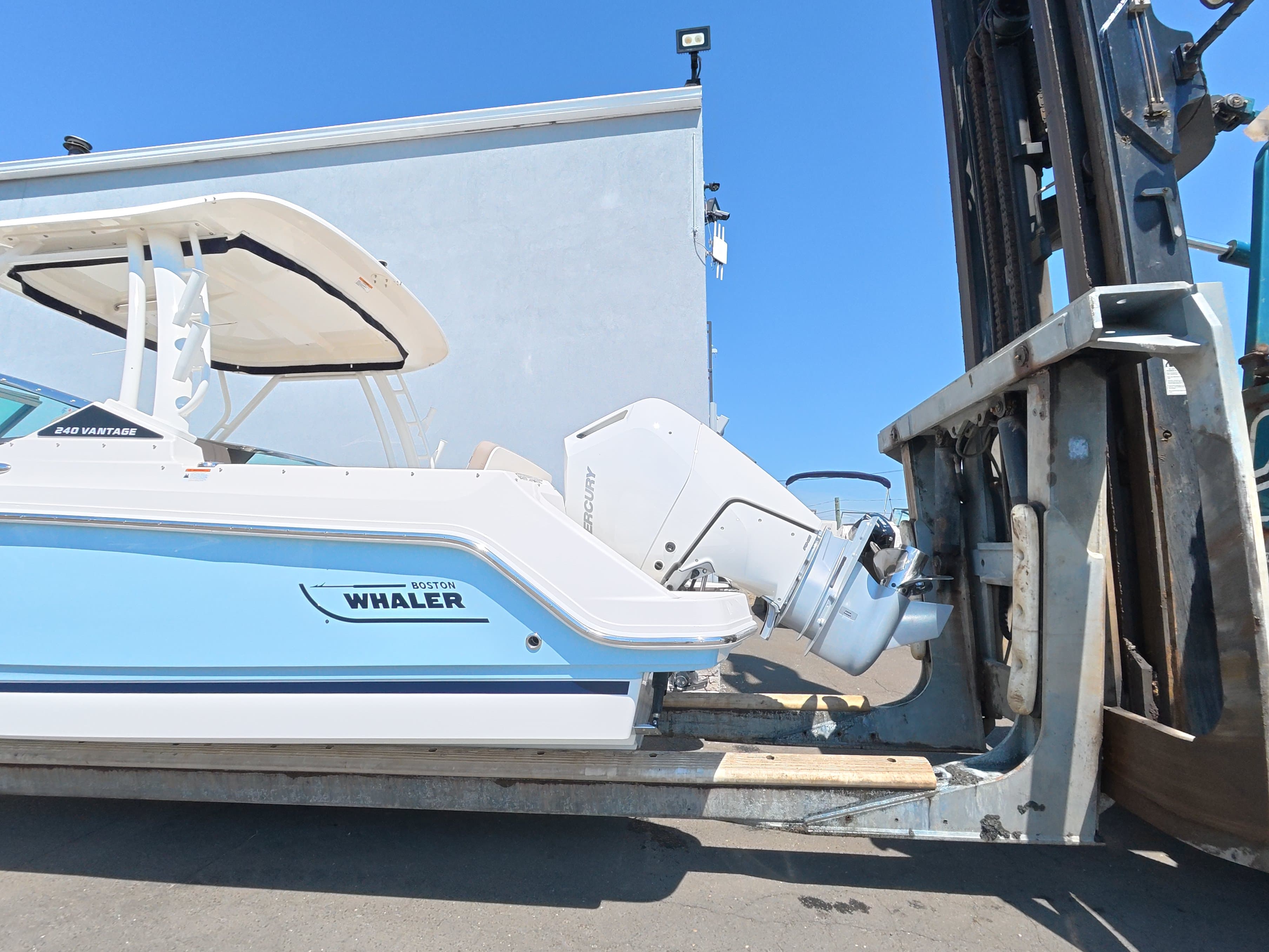 2026 Boston Whaler 240 Vantage a la venta en Norwalk, Connecticut Dual Console 3