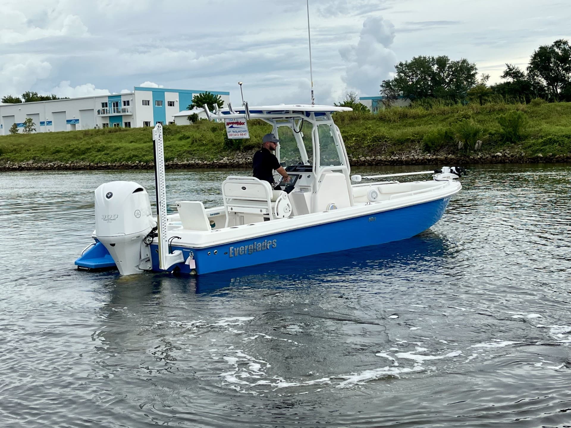 2017 Everglades Boats 243CC a la venta en Venice, Florida Center Console 4