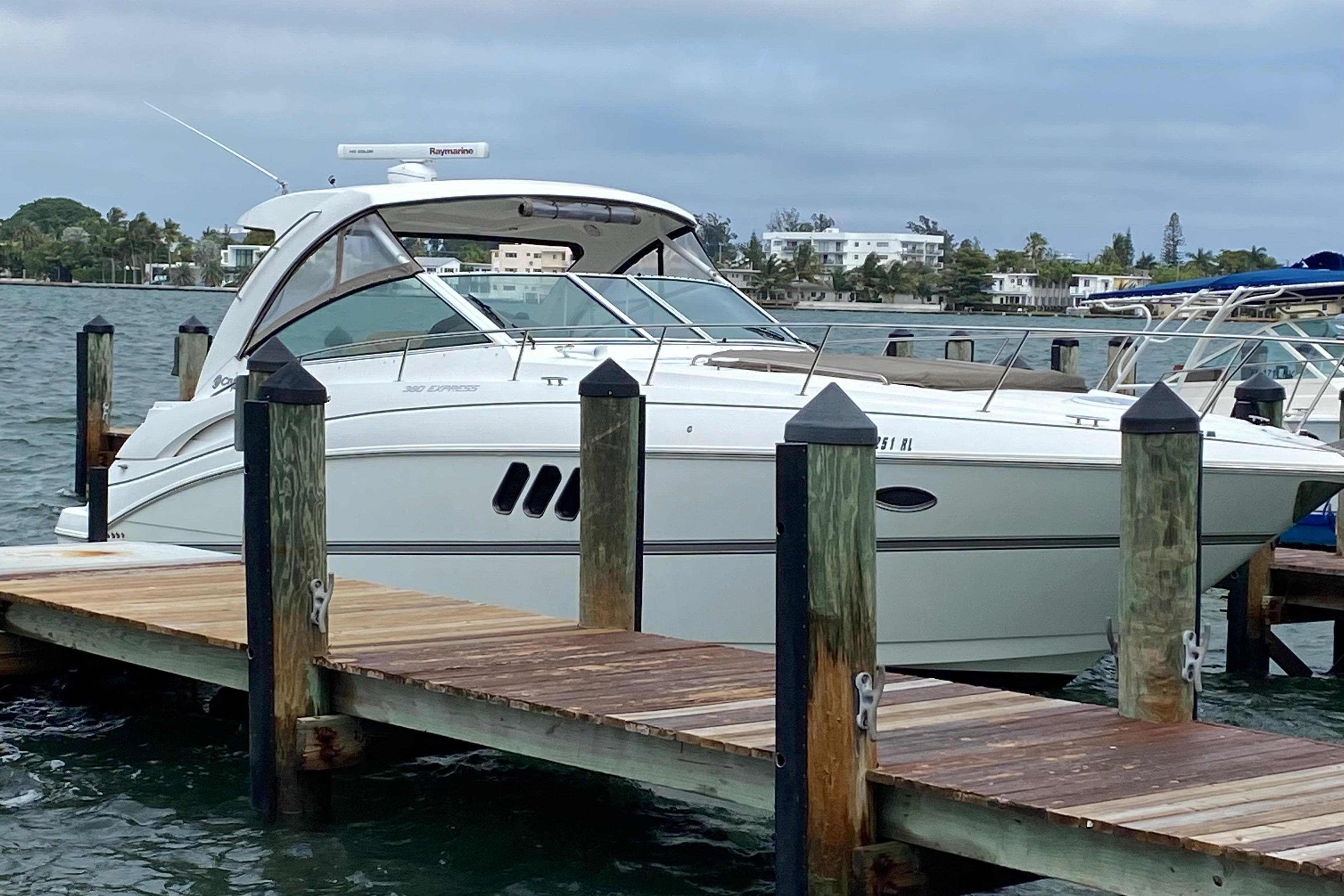2013 Cruisers Yachts 380 Express zum Verkauf in Coral Gables, Florida Express Cruiser