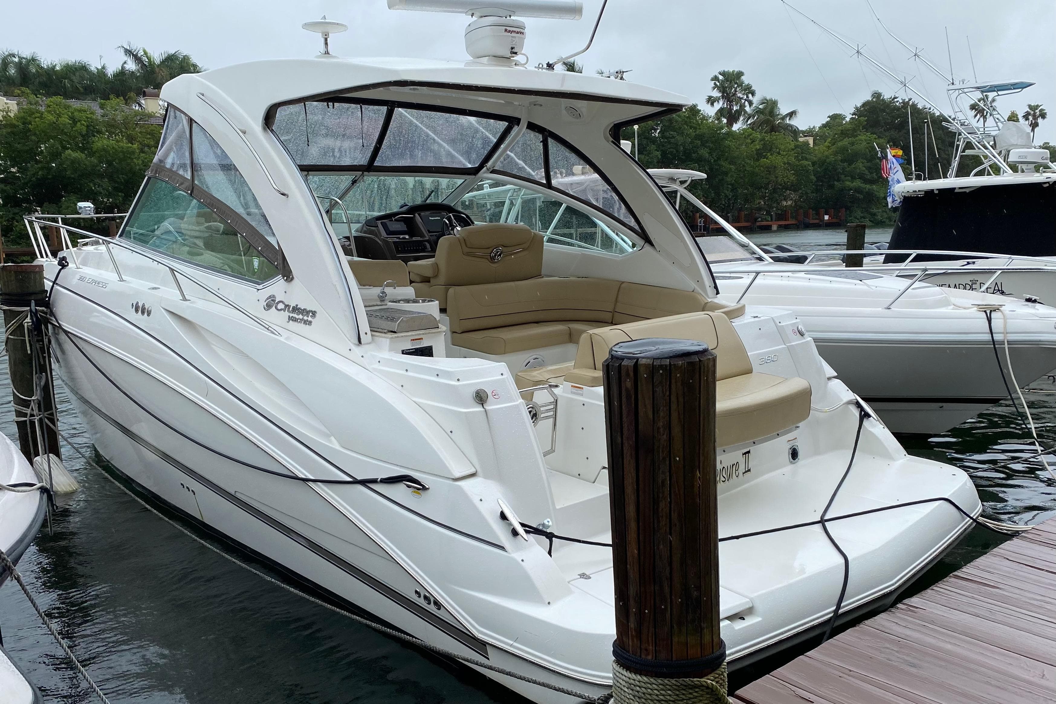 2013 Cruisers Yachts 380 Express zum Verkauf in Coral Gables, Florida Express Cruiser 2