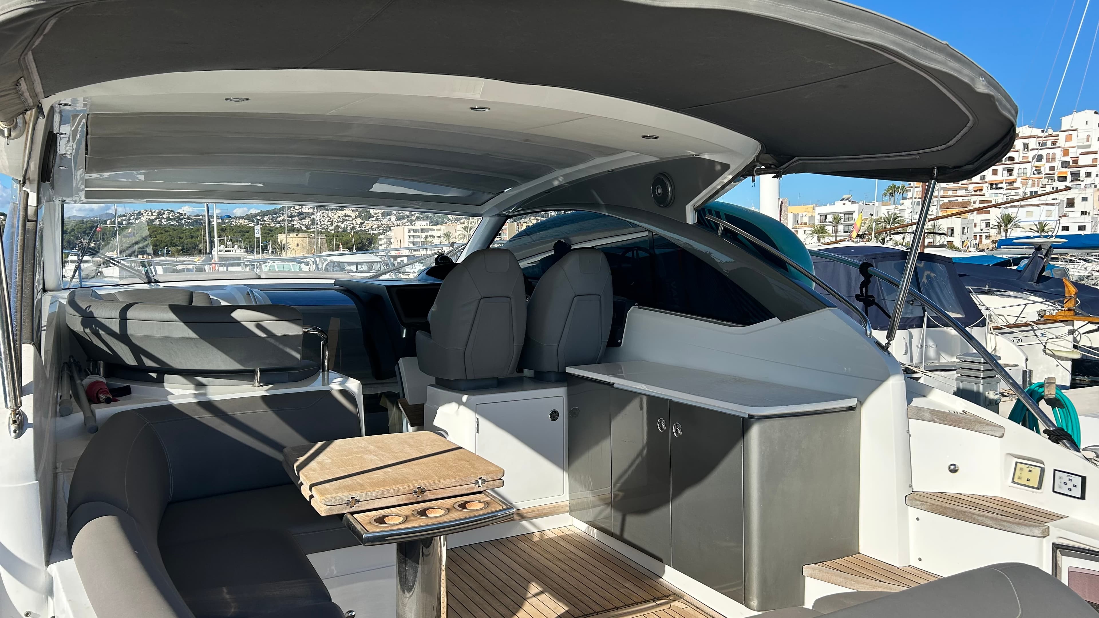 2018 Princess Yachts V40 in vendita a Teulada, ES Express Cruiser 3