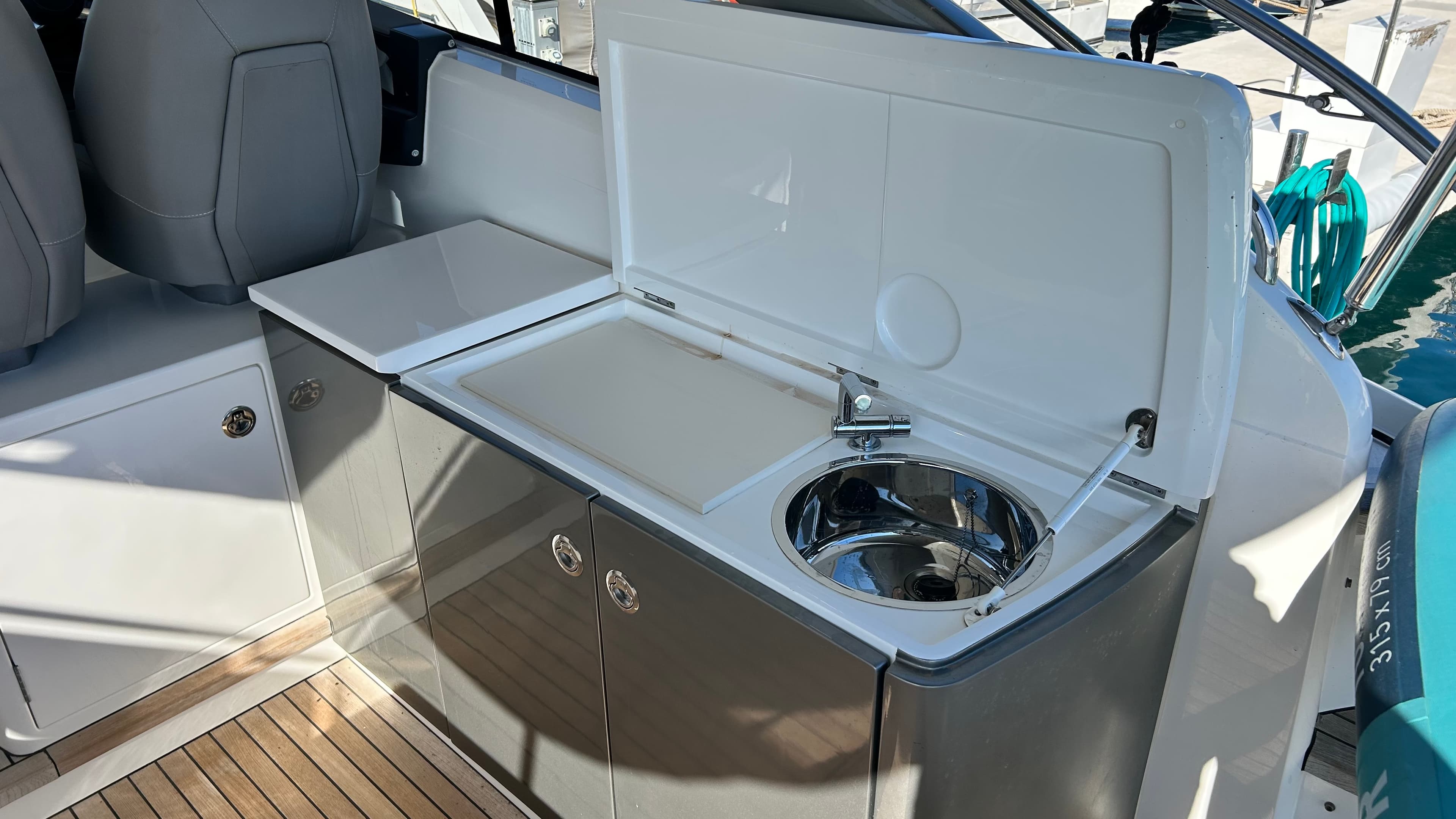 2018 Princess Yachts V40 in vendita a Teulada, ES Express Cruiser 4