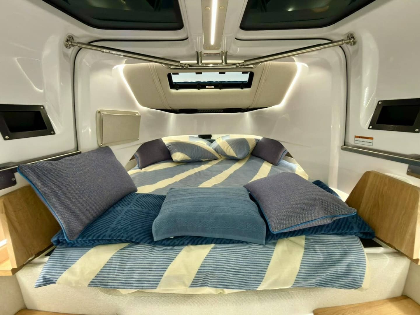 2026 Axopar 37 XC Cross Cabin for Sale in Istambul, TR Center Console 3