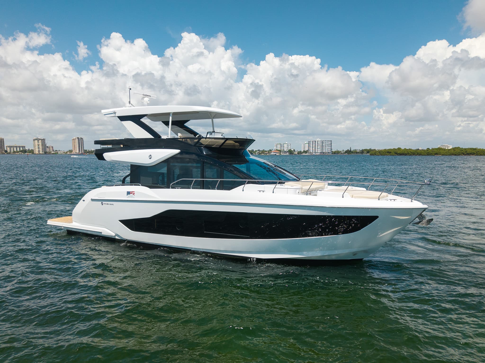 2026 Cruisers Yachts 57 FLY in vendita a Miami, FL Motor Yacht