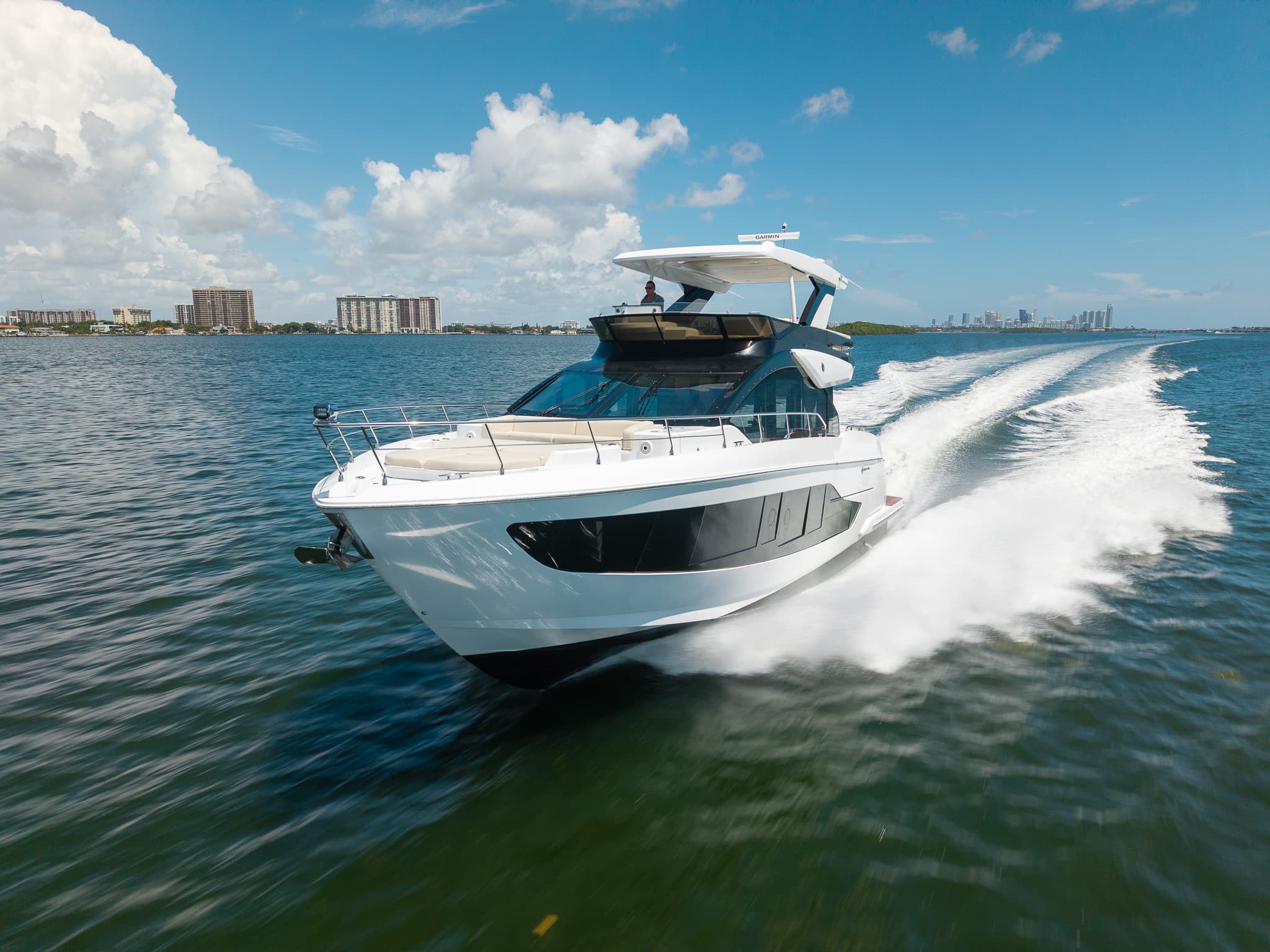 2026 Cruisers Yachts 57 FLY in vendita a Miami, FL Motor Yacht 5