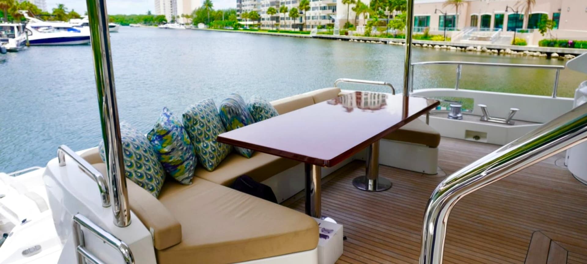 2015 Azimut 84 ausgestellt in Miami, Florida Motor Yacht 2