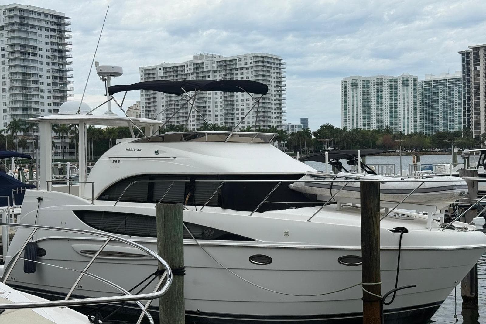 2005 Meridian 368 Motor Yacht zum Verkauf in Aventura, Florida Aft Cabin 2
