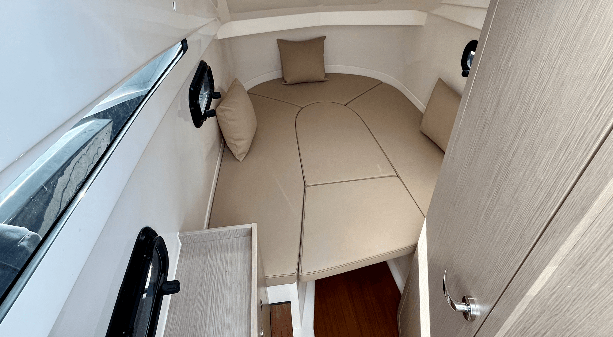 2023 Lomac GranTurismo 12.0 for Sale in Vannes, FR Center Console 2