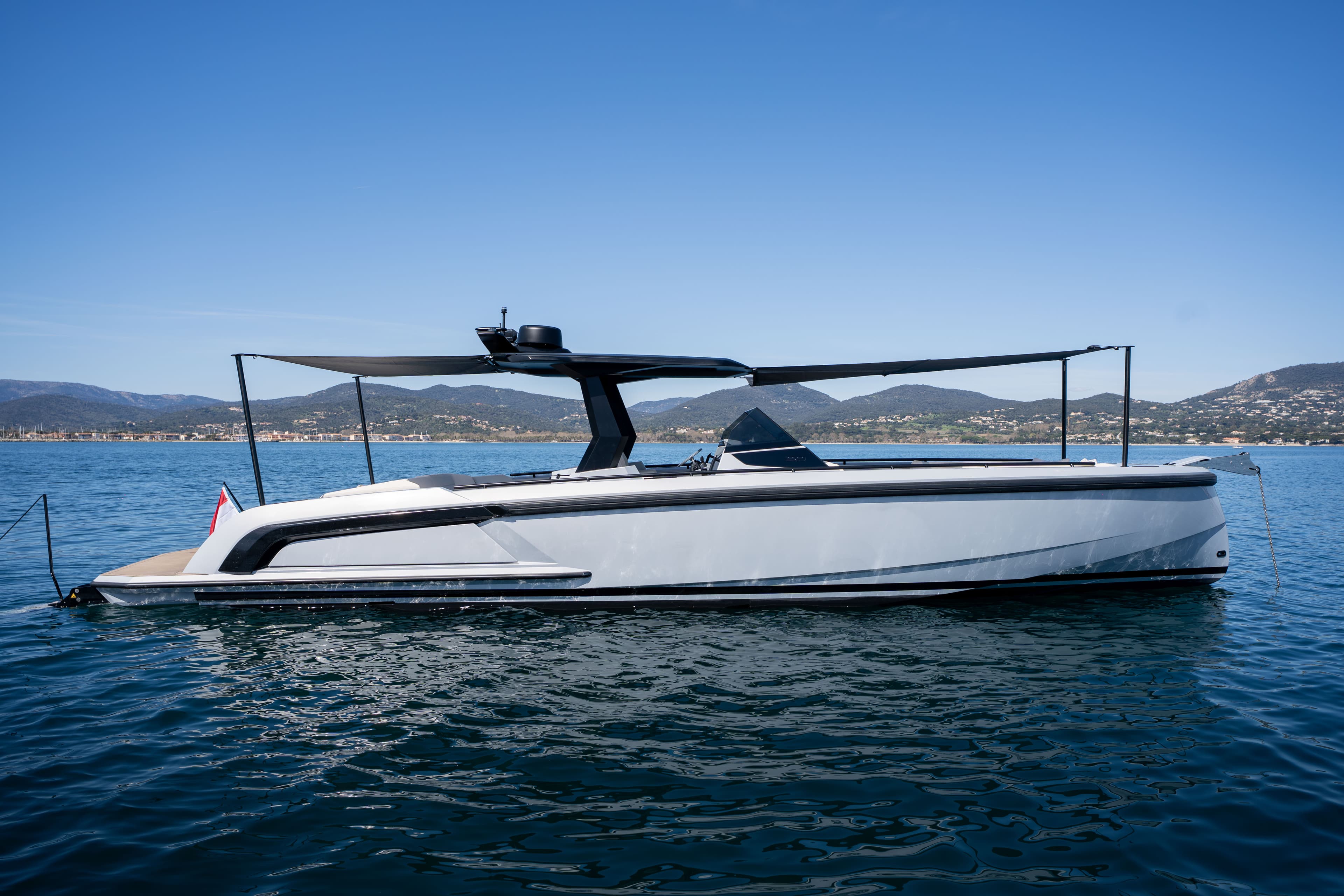 2024 Vanquish Yachts VQ40 Sports Line for Sale in Loosdrecht, NL Walk-around Boats 2