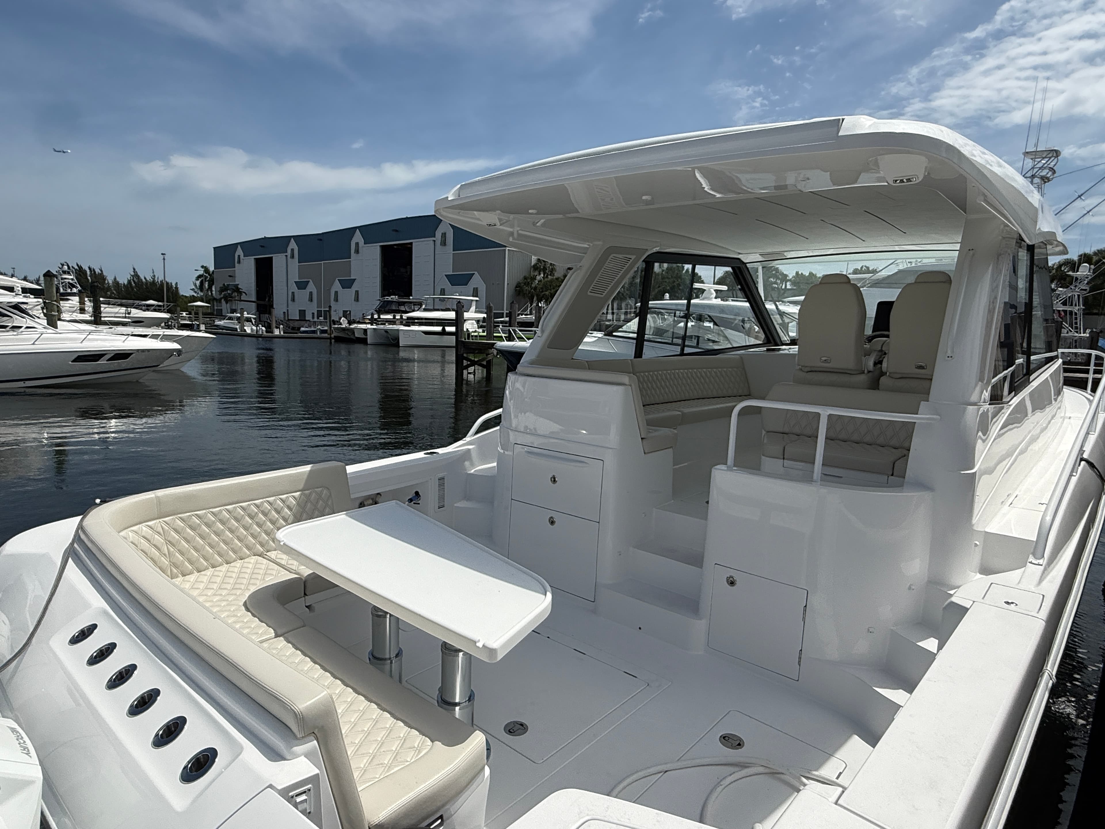 2026 Intrepid Powerboats 50 Evolution zum Verkauf in Dania, FL Express Cruiser 4