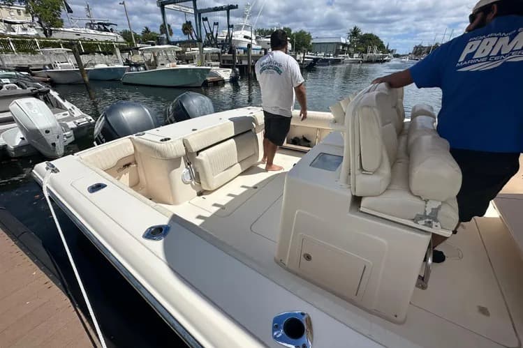 2014 Grady-White Boats Canyon 336 zum Verkauf in Pompano Beach, Florida Center Console 4
