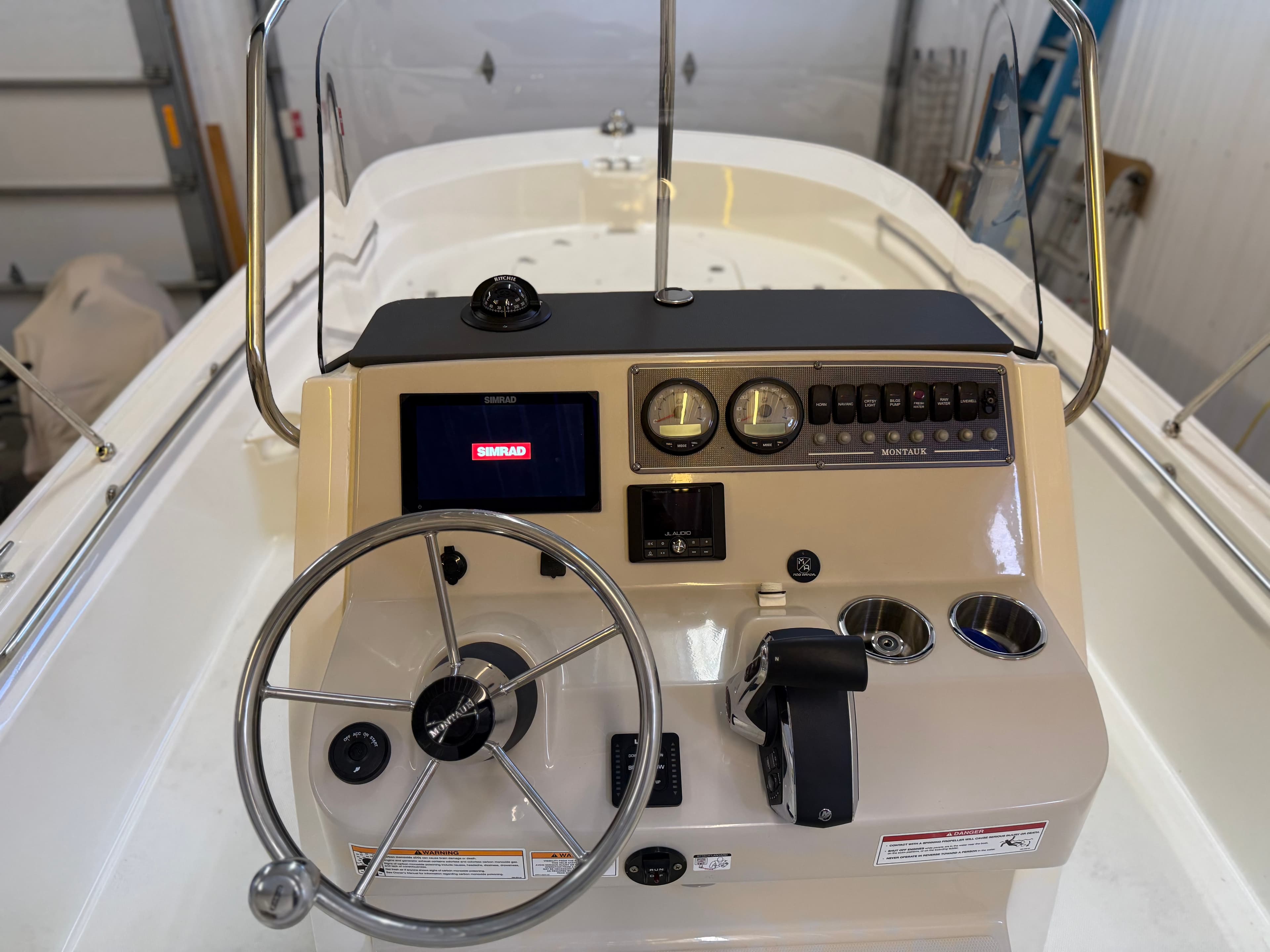 2025 Boston Whaler 210 Montauk zum Verkauf in Excelsior, Minnesota Center Console 3