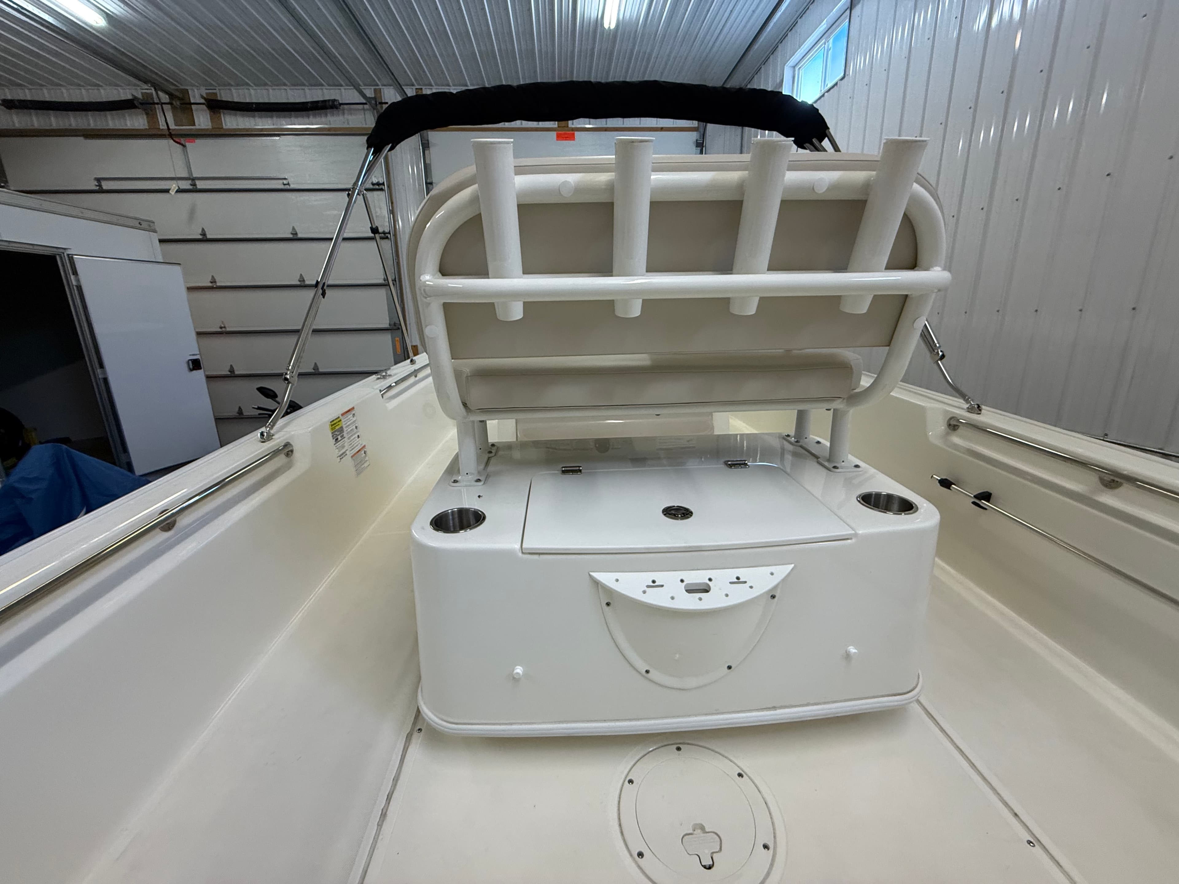 2025 Boston Whaler 210 Montauk zum Verkauf in Excelsior, Minnesota Center Console 4