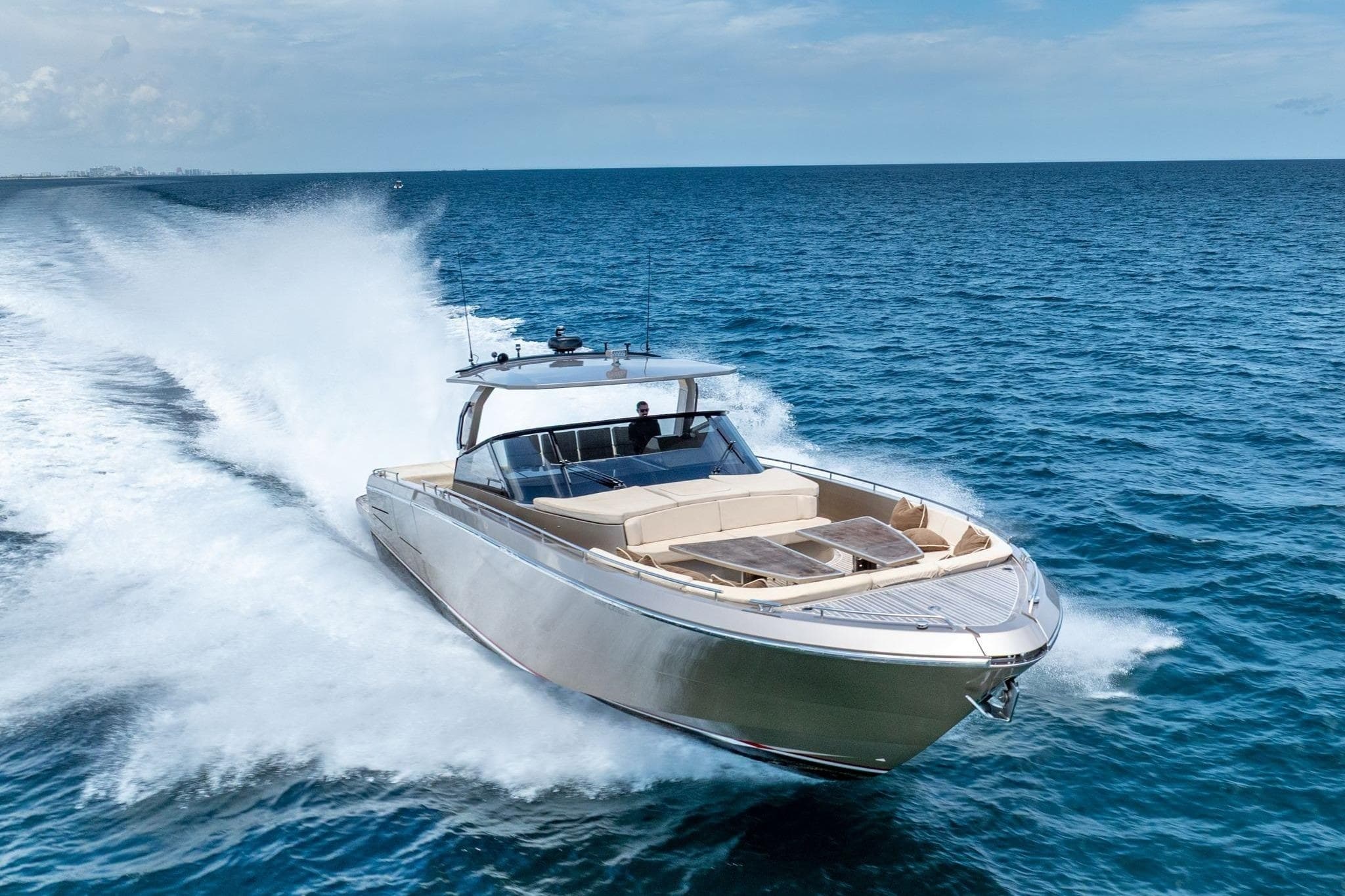 2019 CNM Continental 54 a la venta en Miami Beach, FL Motor Yacht 2