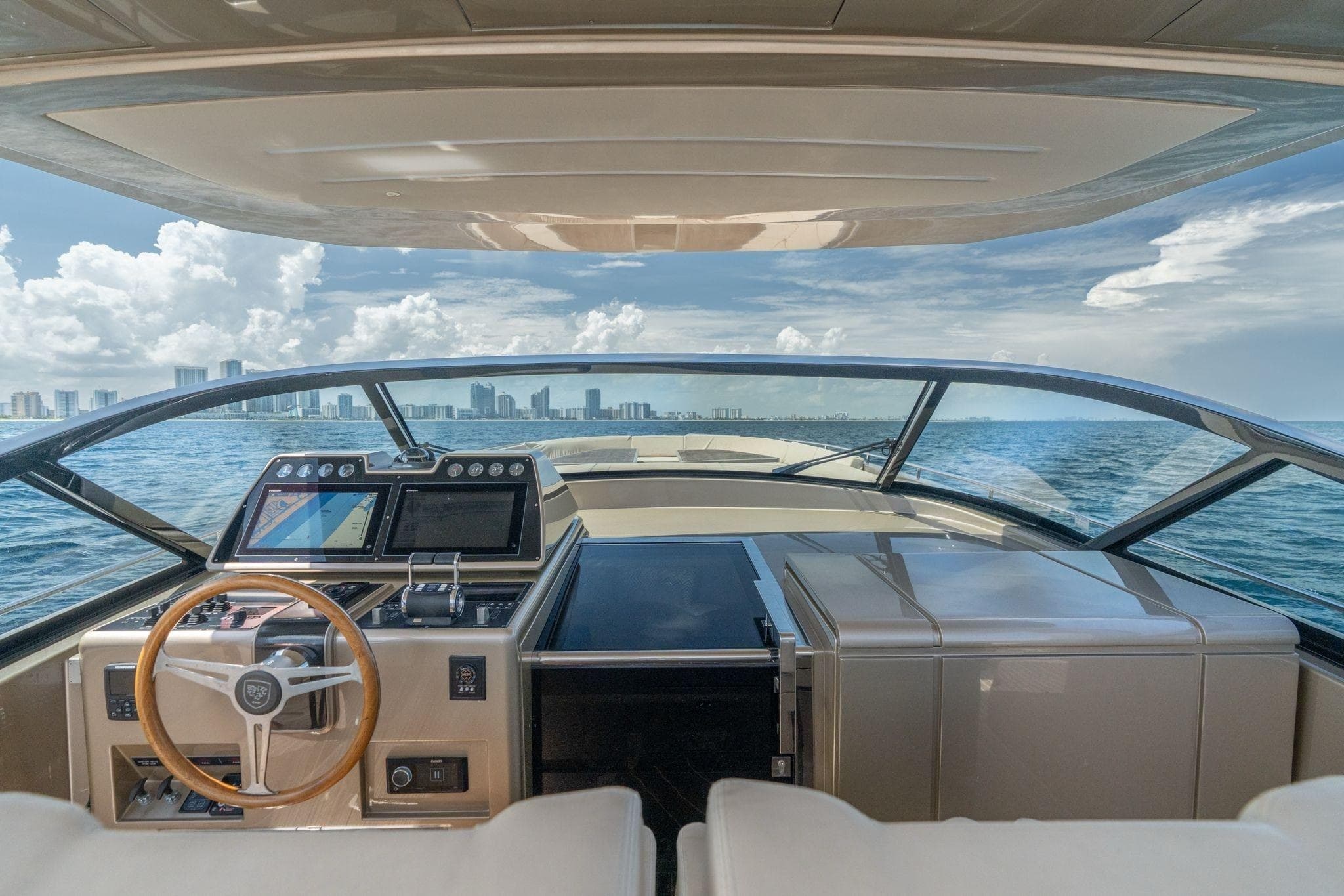 2019 CNM Continental 54 a la venta en Miami Beach, FL Motor Yacht 3