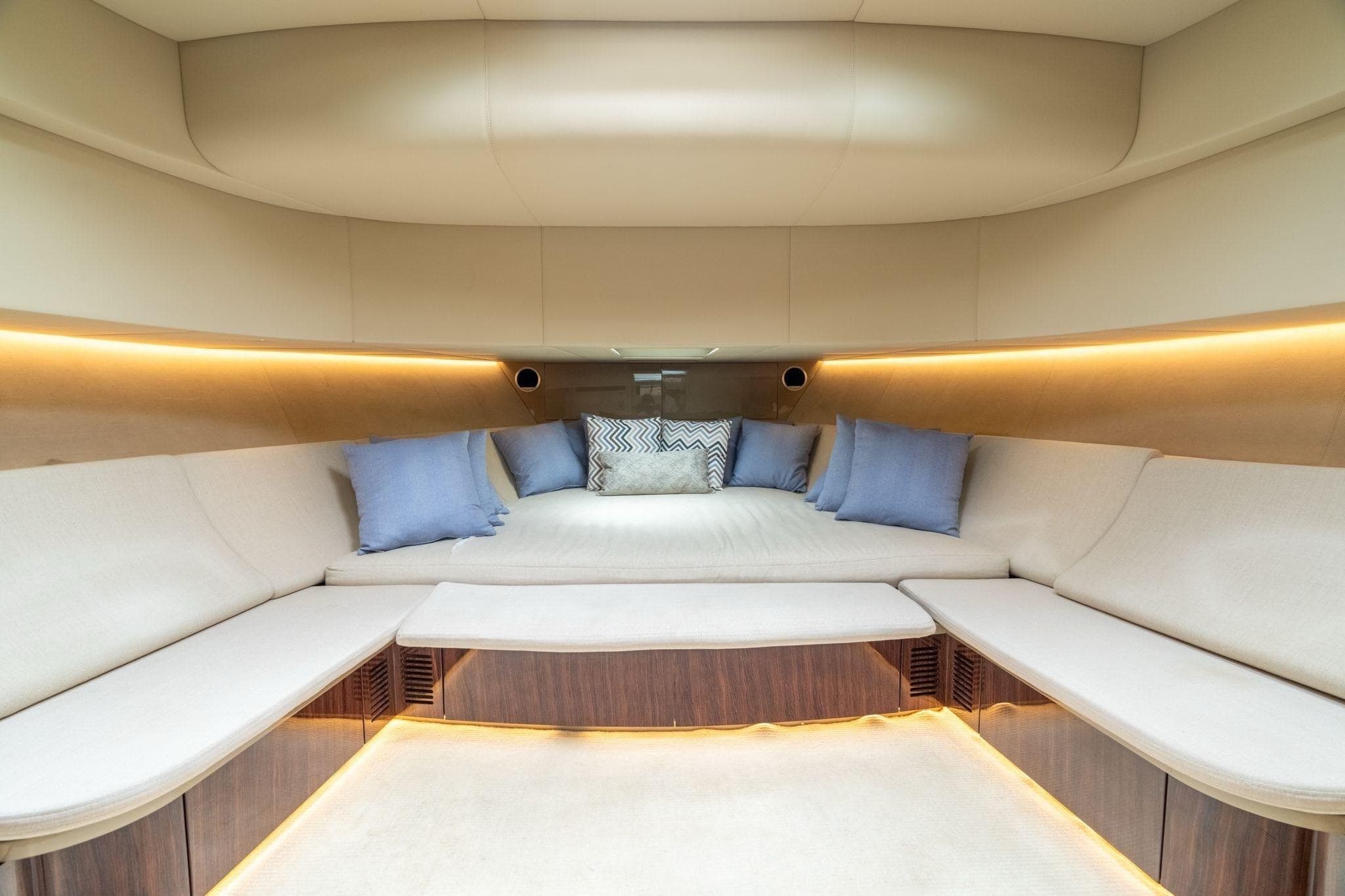 2019 CNM Continental 54 a la venta en Miami Beach, FL Motor Yacht 4