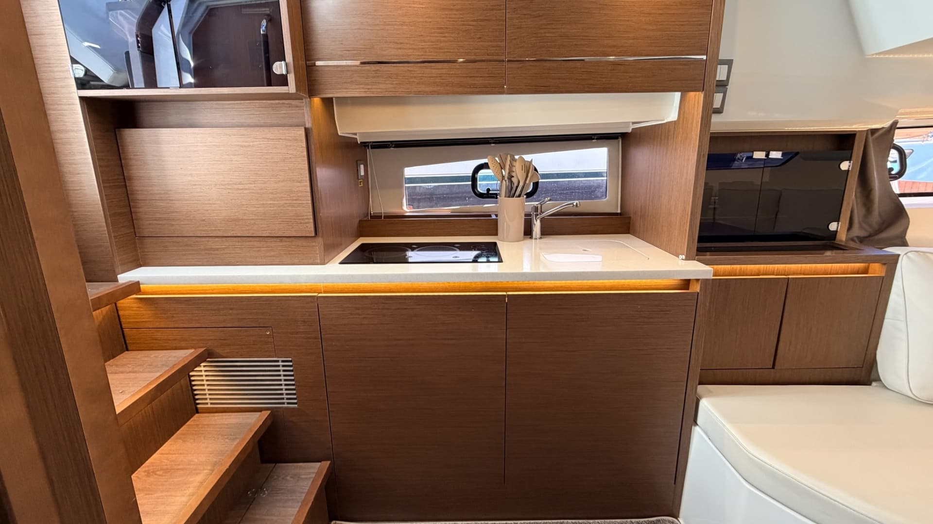 2021 Jeanneau Leader 12.5 WA a la venta en New Bedford, Massachusetts Express Cruiser 4