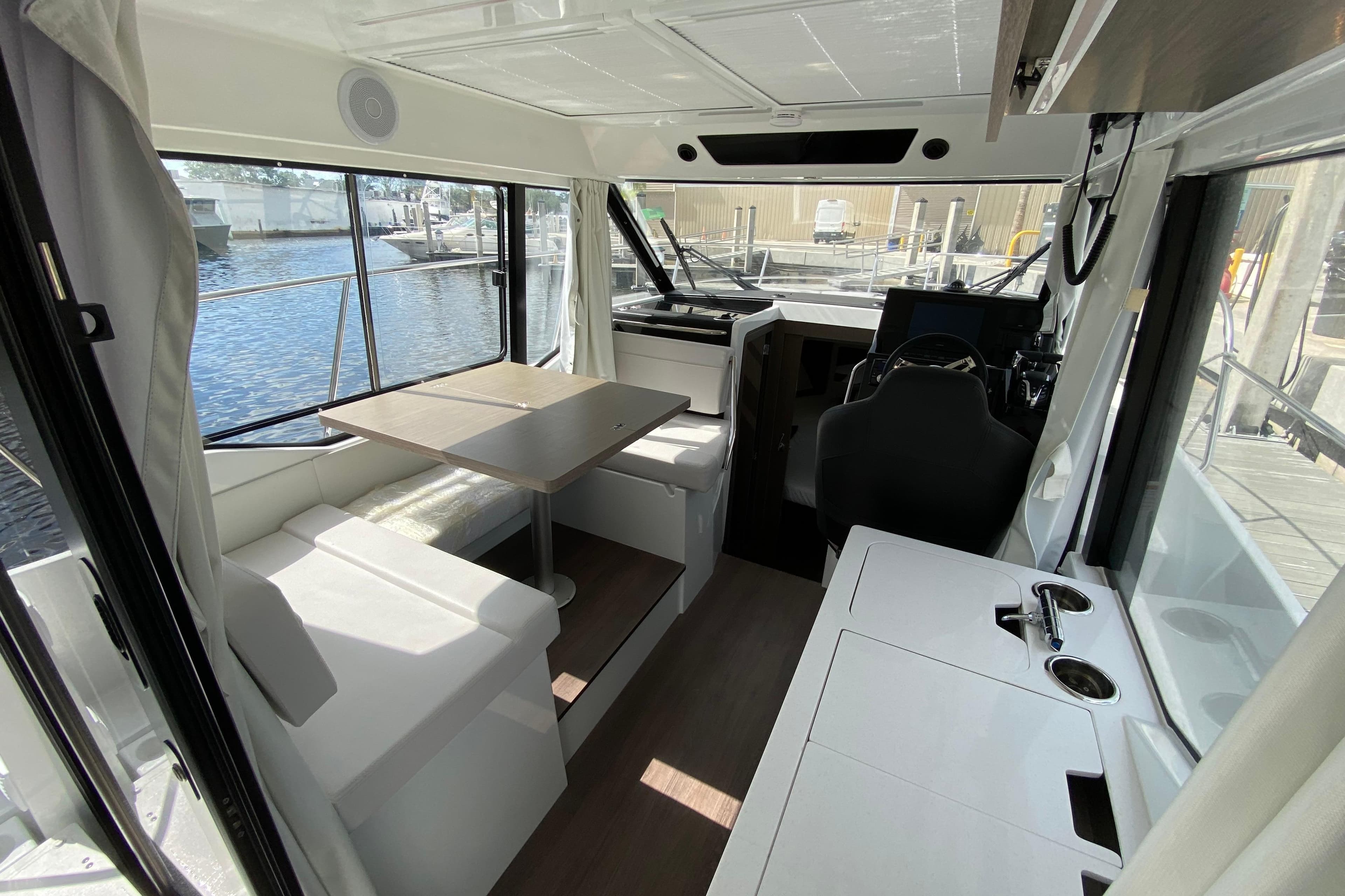 2026 Jeanneau NC 895 Series 2 zum Verkauf in Tarpon Springs, Florida Express Cruiser 4
