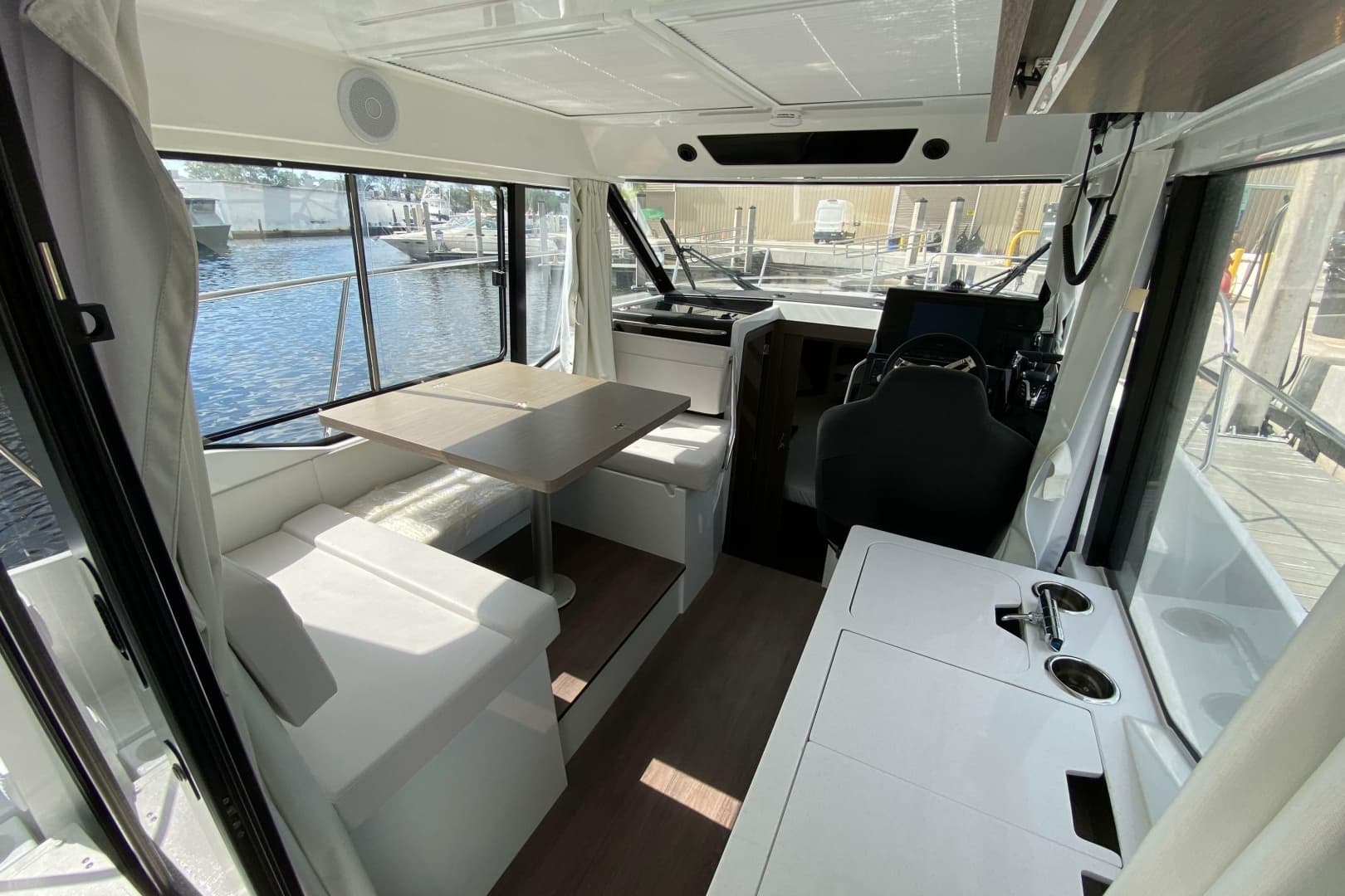 2026 Jeanneau NC 895 Series 2 zum Verkauf in Tarpon Springs, Florida Express Cruiser 4