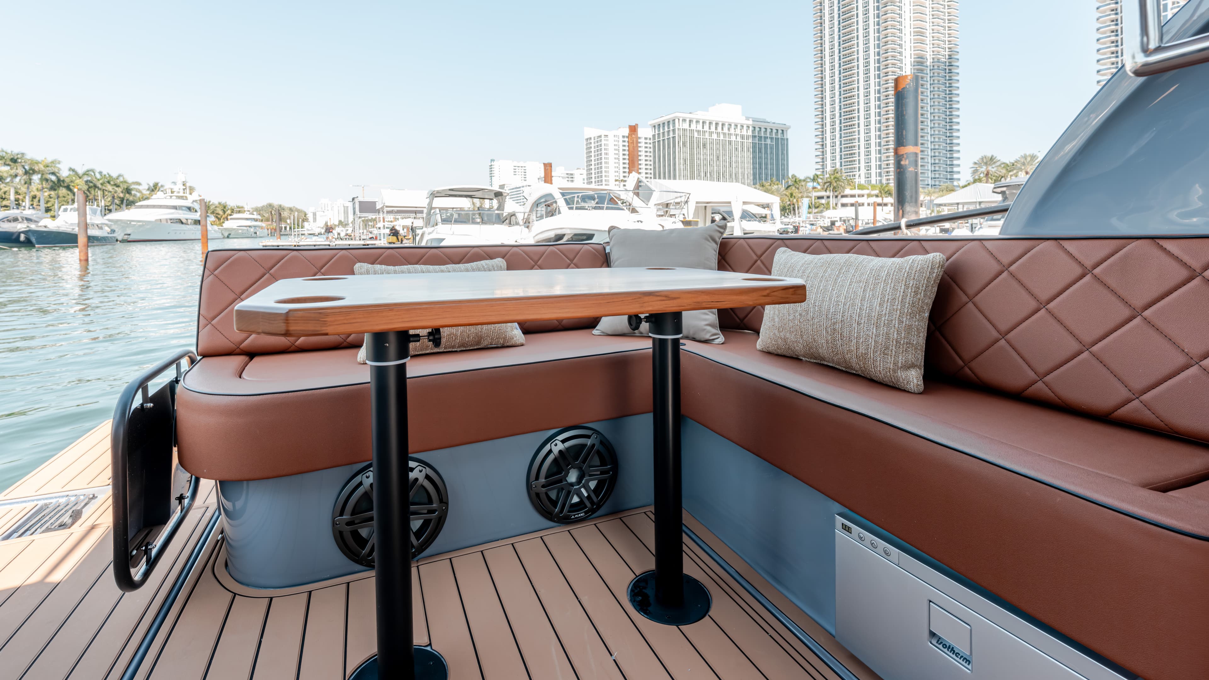 2027 Hanover Yachts 415 zum Verkauf in East Hampton, New York Motor Yacht 5