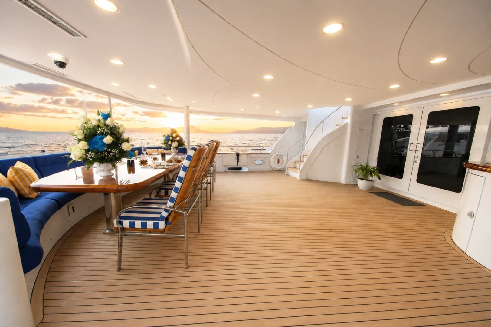 2000 Crescent Custom Yachts 127' te koop in Newport, Rhode Island Motor Yacht 2