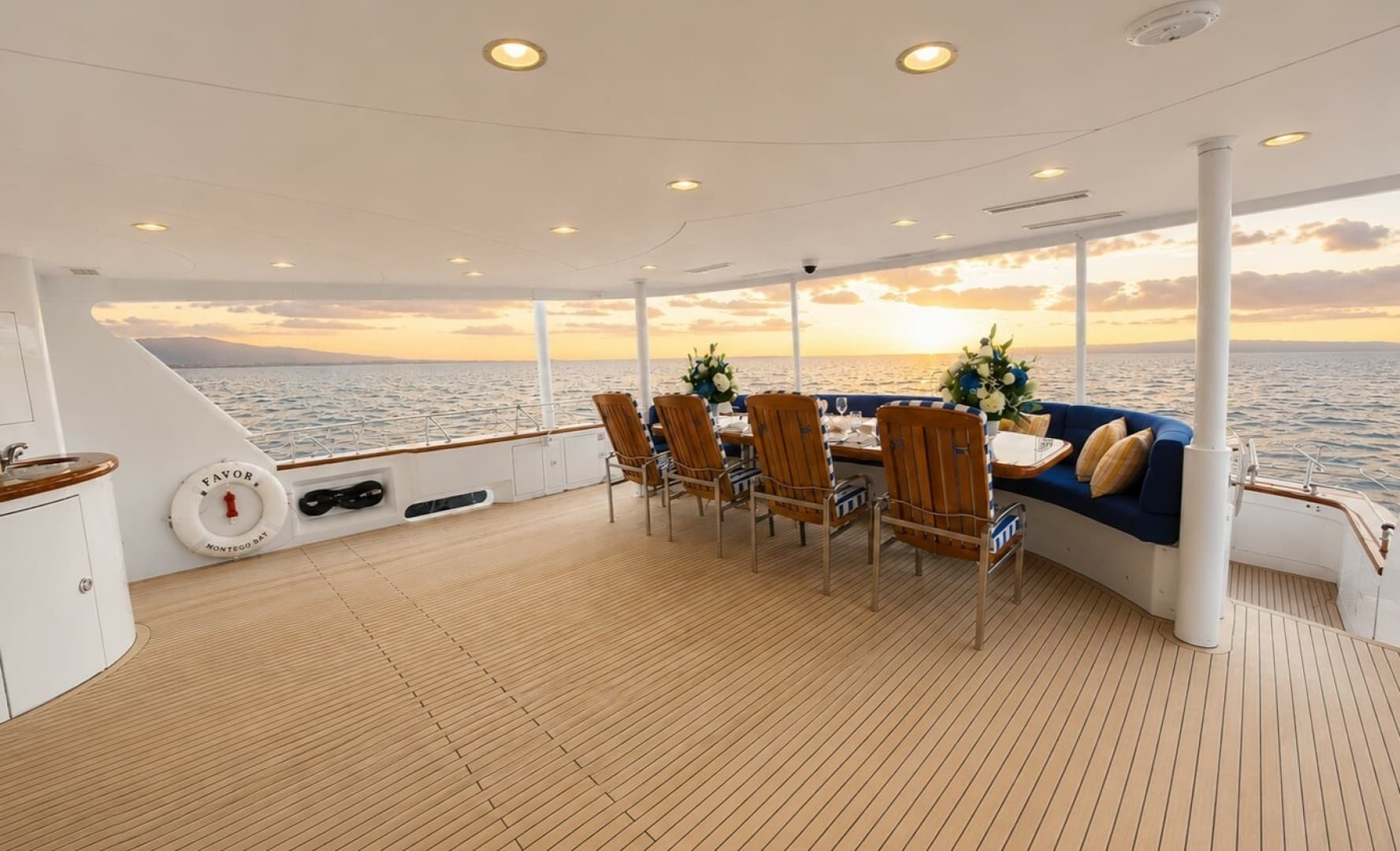 2000 Crescent Custom Yachts 127' te koop in Newport, Rhode Island Motor Yacht 3
