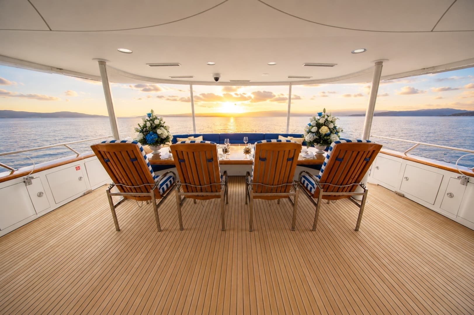 2000 Crescent Custom Yachts 127' te koop in Newport, Rhode Island Motor Yacht 4