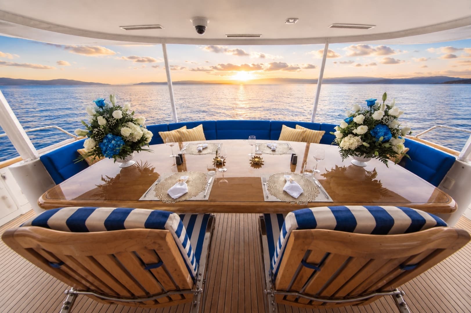 2000 Crescent Custom Yachts 127' te koop in Newport, Rhode Island Motor Yacht 5
