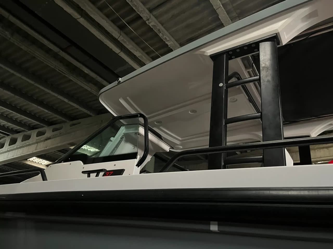 2019 Axopar 37 Sun-Top zum Verkauf in Viladamat, ES Motor Yacht 4
