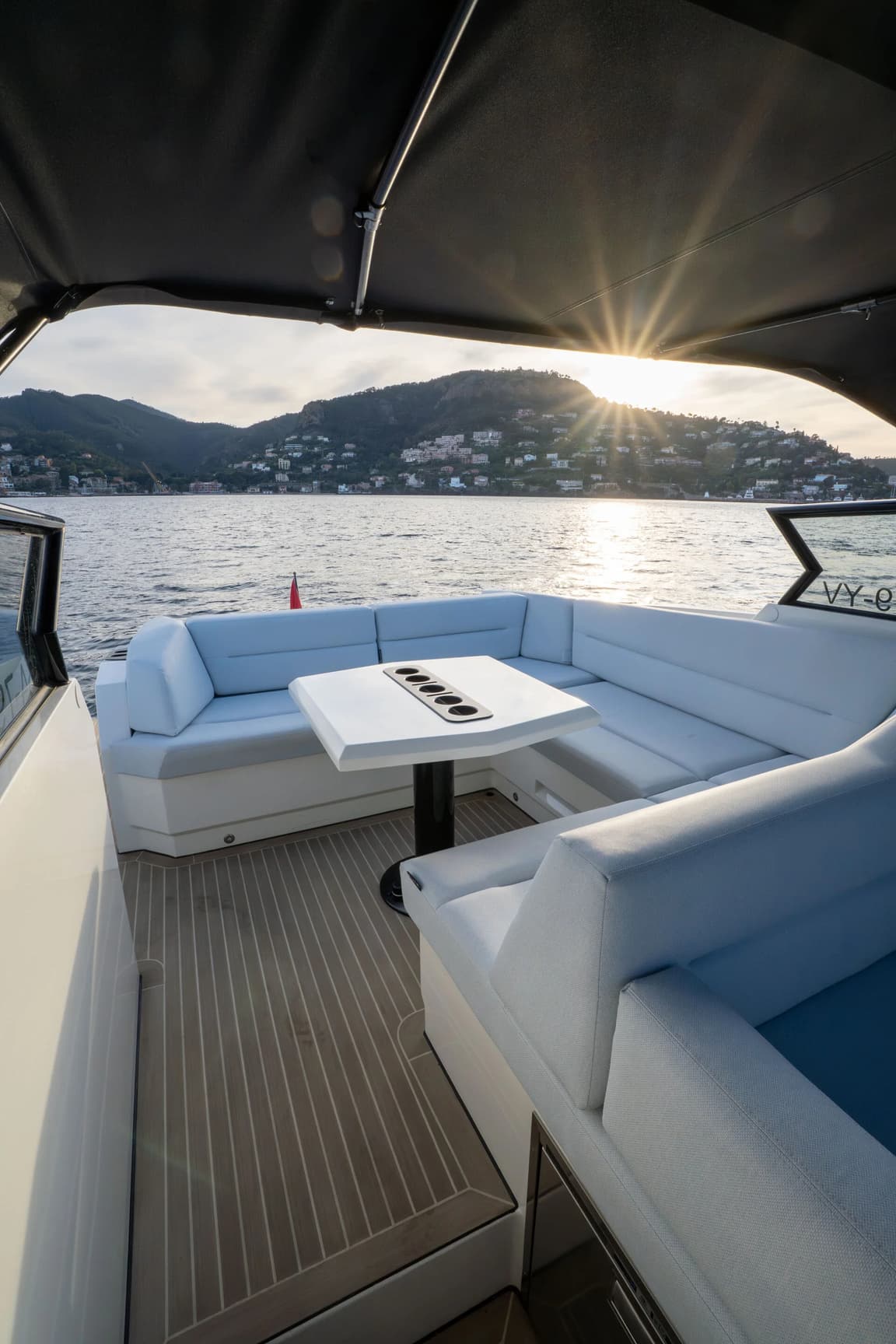 2017 Vanquish Yachts VQ45 in vendita a Cannes, FR Express Cruiser 3