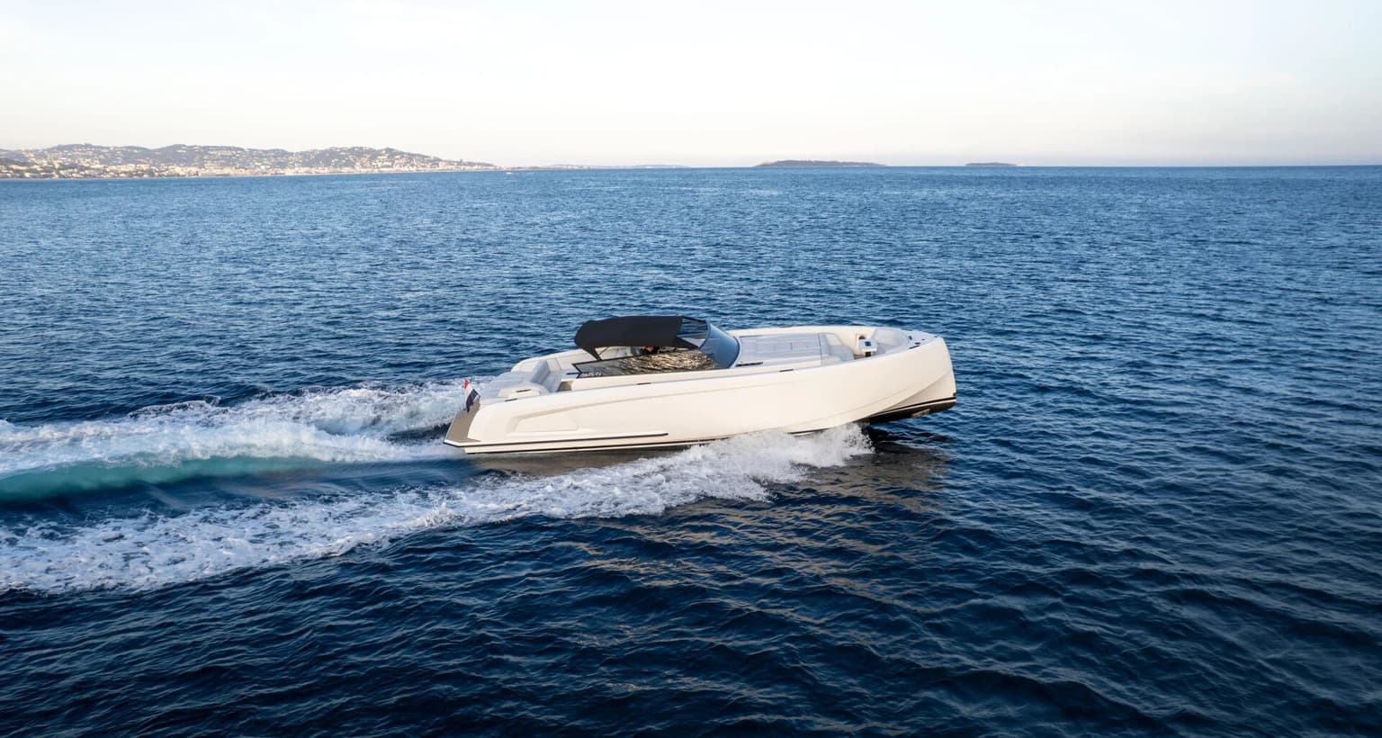 2017 Vanquish Yachts VQ45 in vendita a Cannes, FR Express Cruiser 4