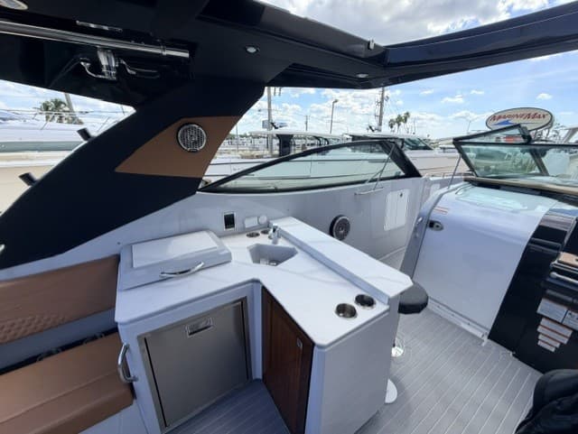 2024 Cruisers Yachts 38 GLS OB zum Verkauf in Stuart, Florida Sport Cruiser 5