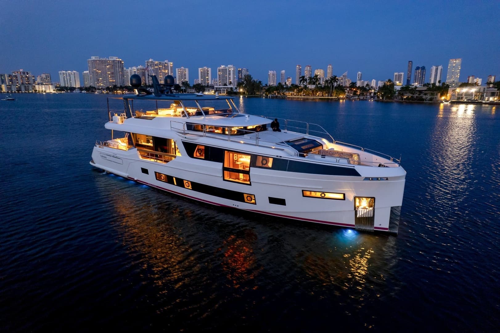 2024 Sirena 88 ausgestellt in Miami, Florida Cruiser 2