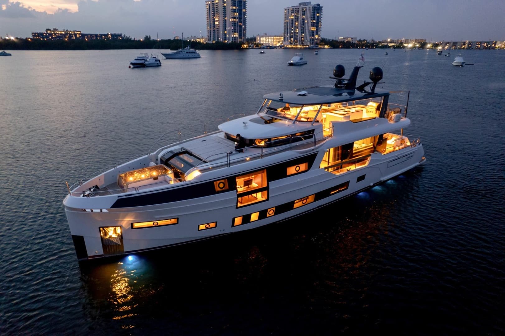 2024 Sirena 88 ausgestellt in Miami, Florida Cruiser 3