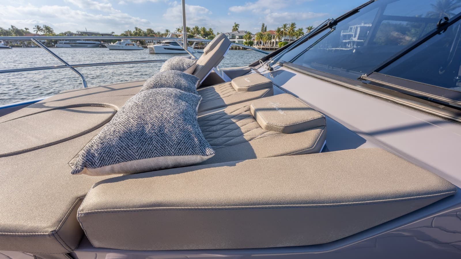 2027 Hanover Yachts 347 zum Verkauf in Fort Lauderdale, Florida Express Cruiser 2