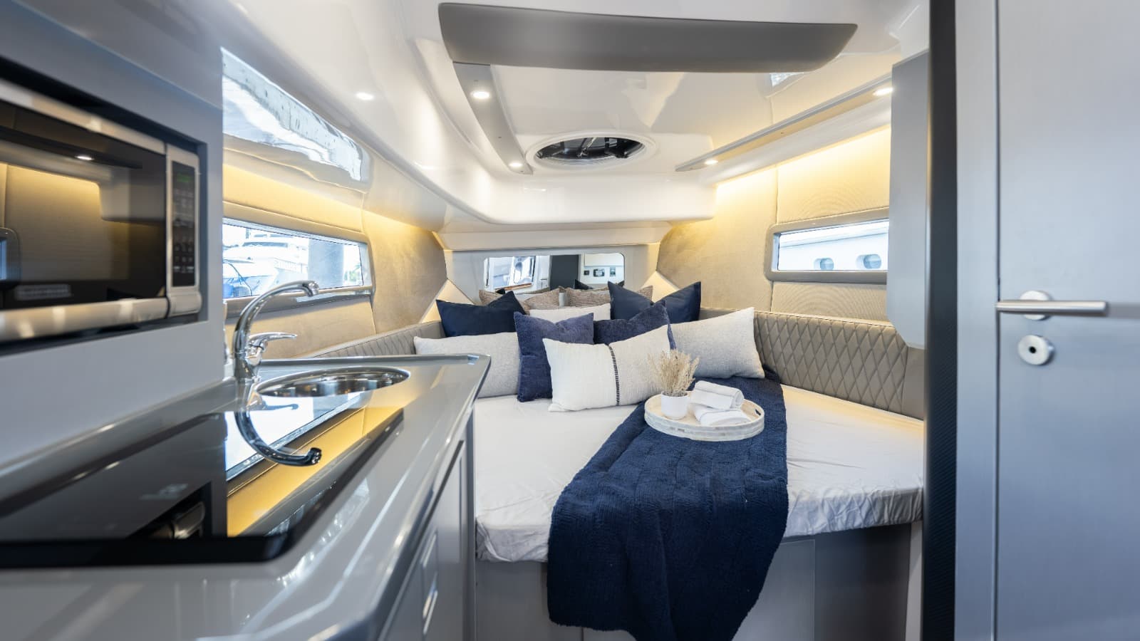 2027 Hanover Yachts 347 zum Verkauf in Fort Lauderdale, Florida Express Cruiser 3