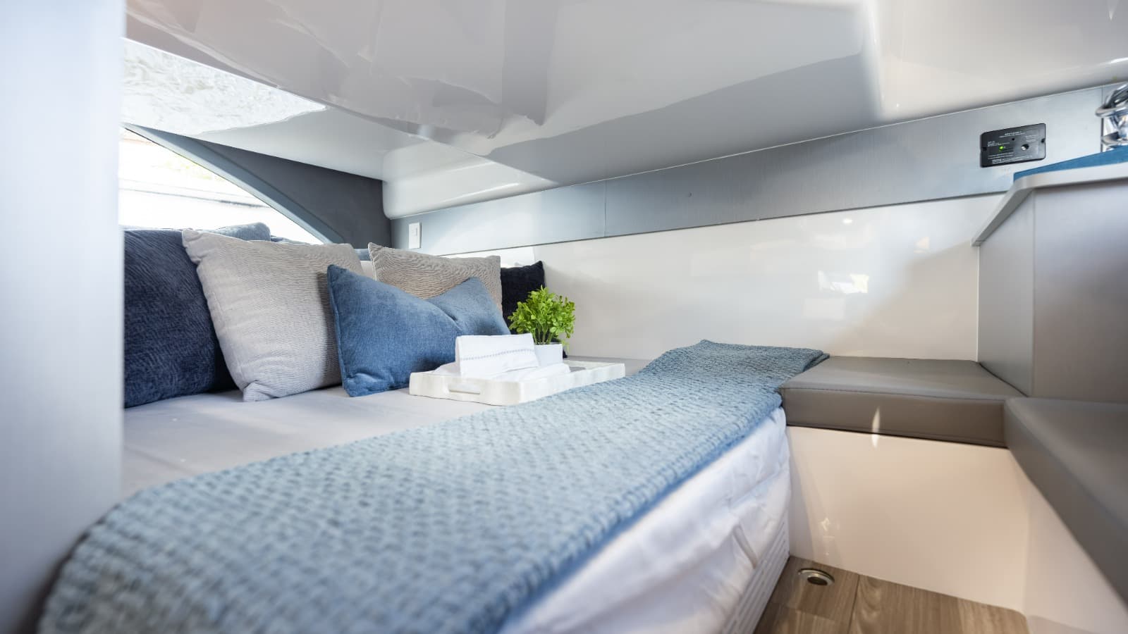 2027 Hanover Yachts 347 zum Verkauf in Fort Lauderdale, Florida Express Cruiser 4