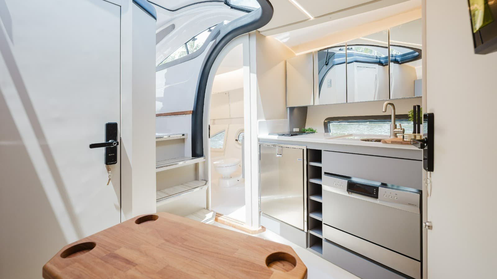 2027 Hanover Yachts 415 te koop in Fort Lauderdale, Florida Motor Yacht 5