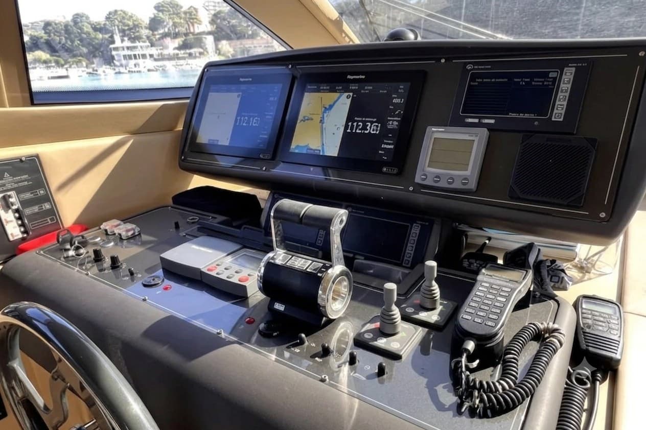 2005 Ferretti Yachts 550 for Sale in Girona, ES Flybridge 3