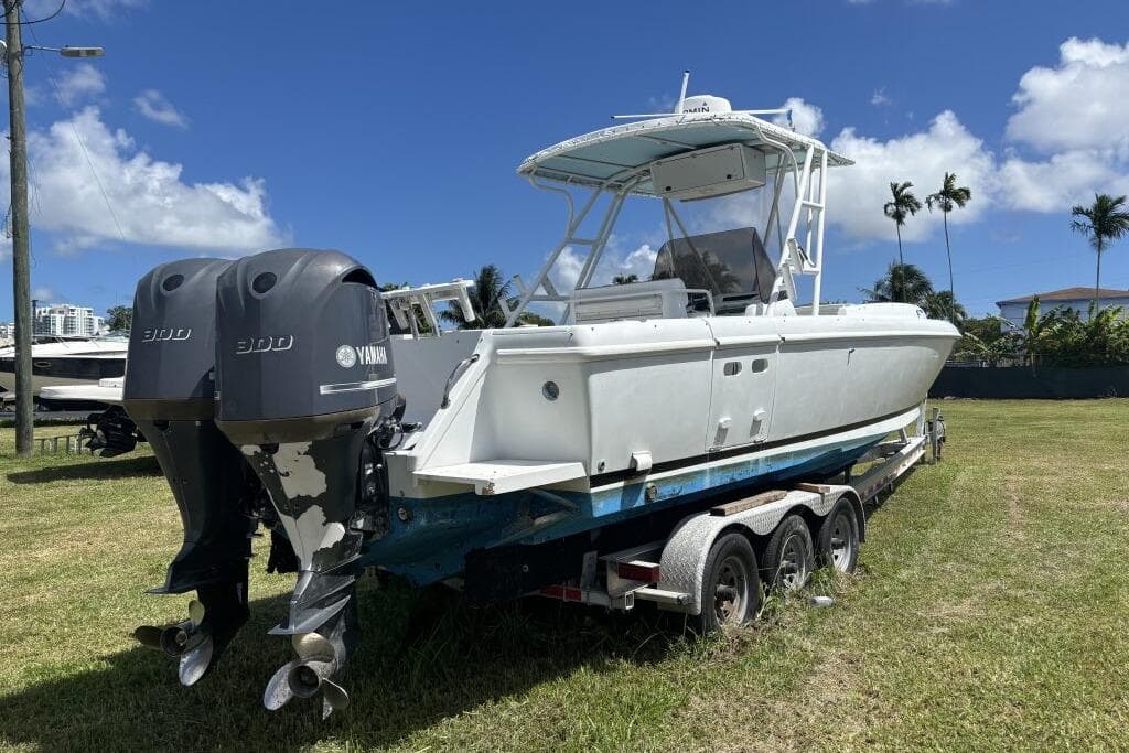 2000 Intrepid Powerboats 322 Cuddy in vendita a Miami, Florida Cuddy Cabin 2