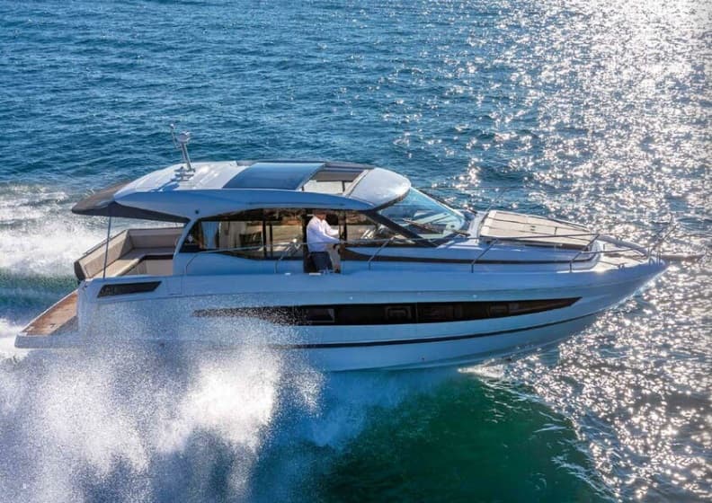 2022 Jeanneau NC 37 in vendita a Loano, IT Express Cruiser 5