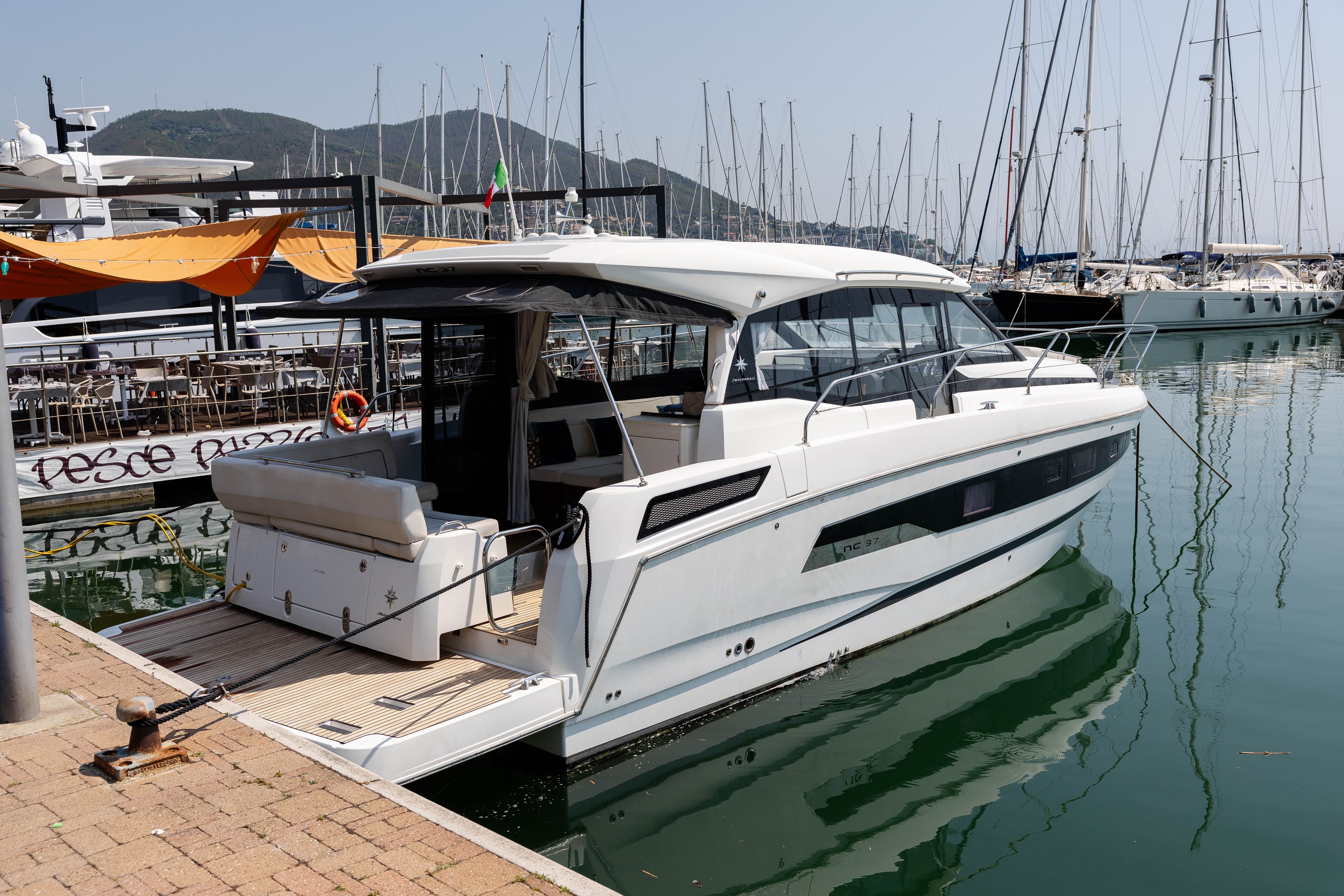 2022 Jeanneau NC 37 for Sale in Loano, IT Express Cruiser 5