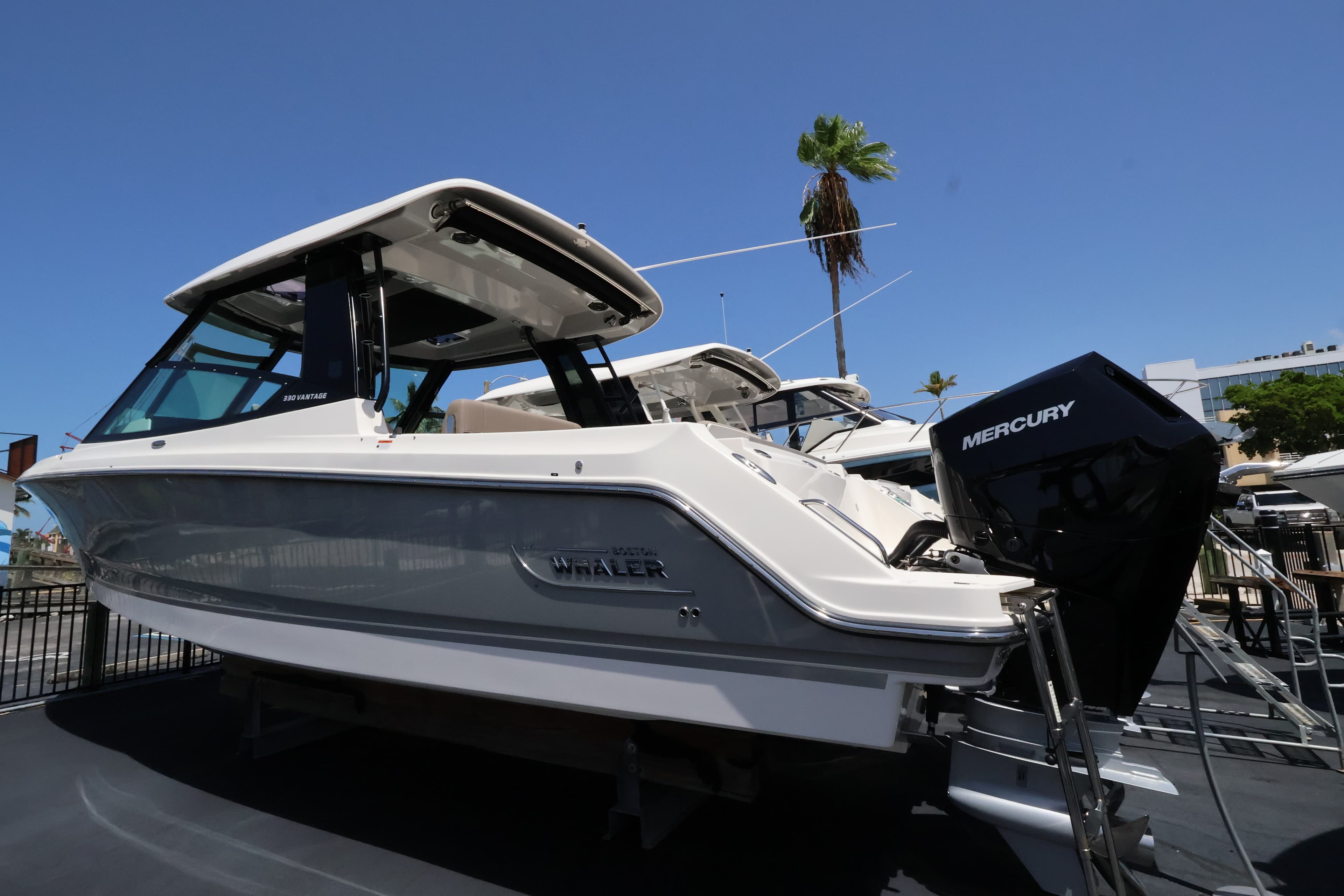 2026 Boston Whaler 330 Vantage zum Verkauf in Naples, Florida Dual Console 2
