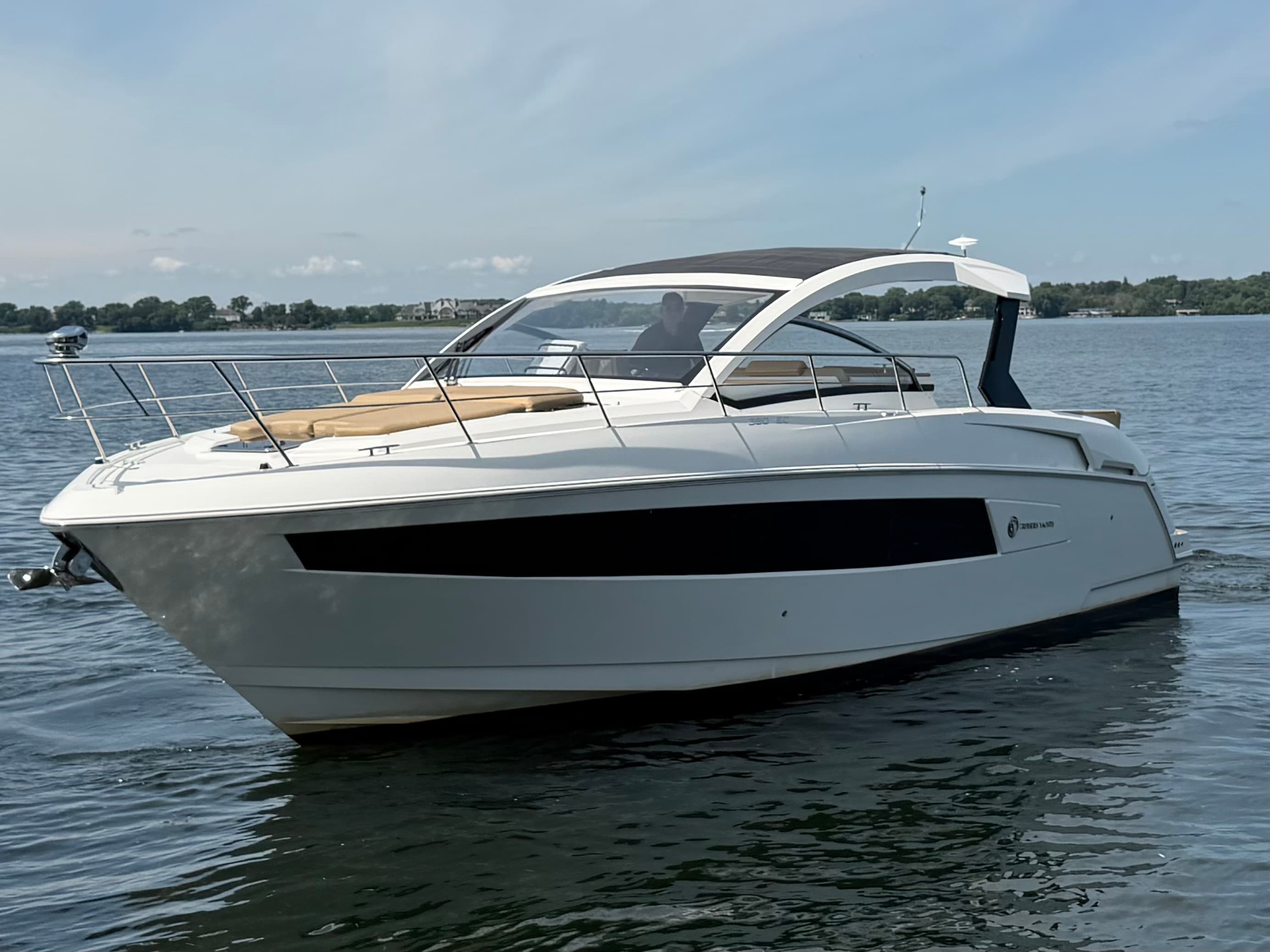 2015 Cruisers Yachts 390 Express Coupe zum Verkauf in Excelsior, Minnesota Express Cruiser