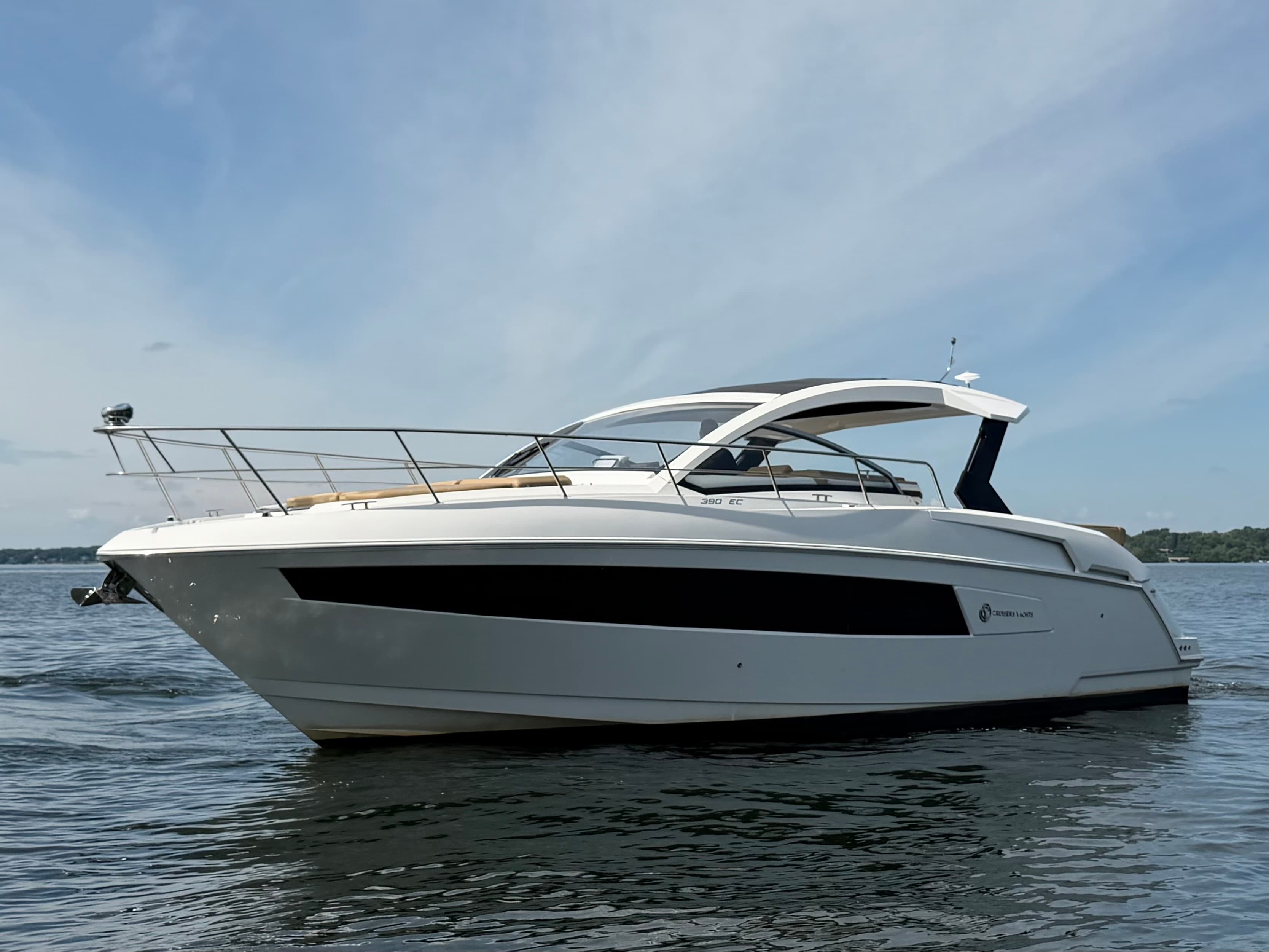 2015 Cruisers Yachts 390 Express Coupe zum Verkauf in Excelsior, Minnesota Express Cruiser 2