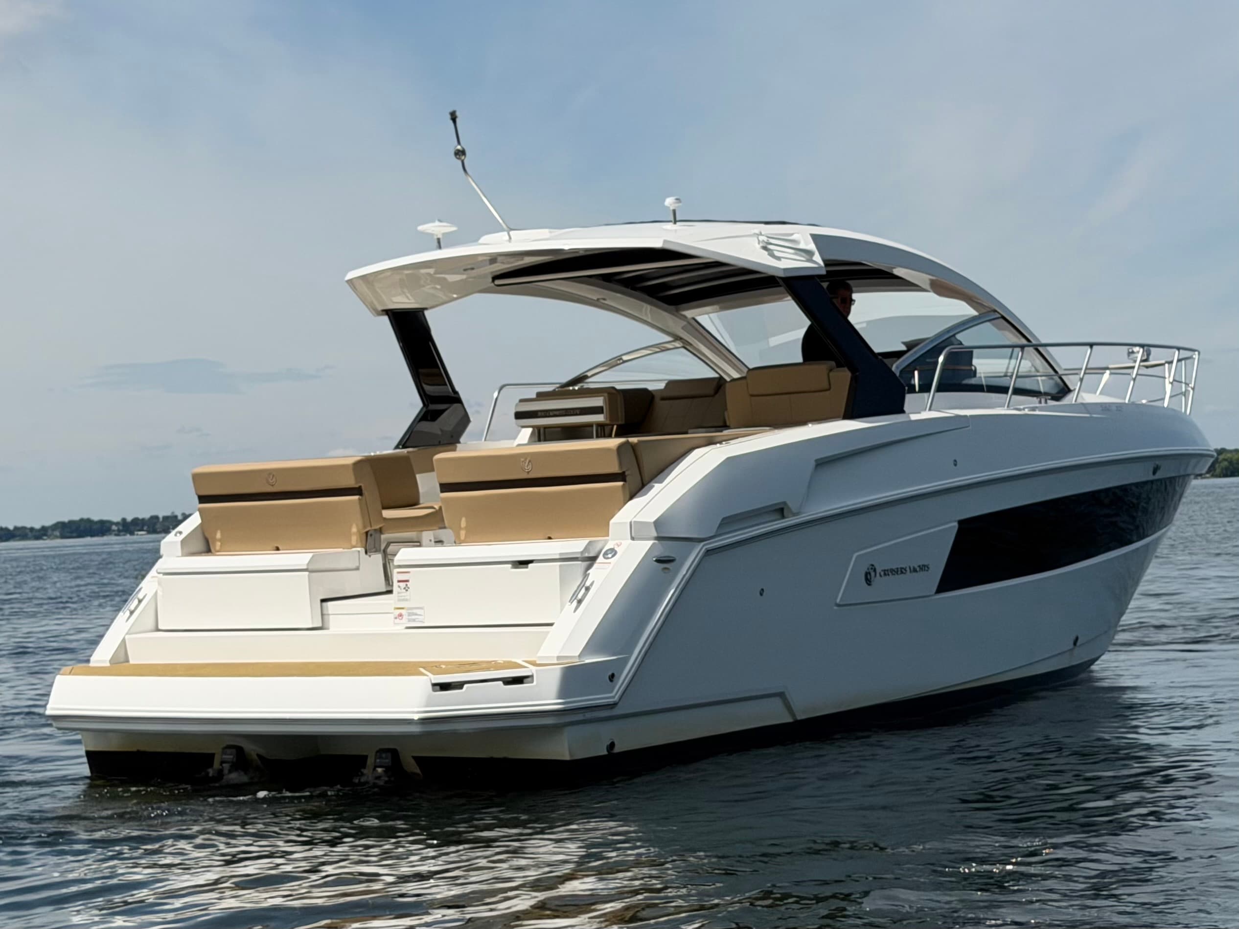 2015 Cruisers Yachts 390 Express Coupe zum Verkauf in Excelsior, Minnesota Express Cruiser 5