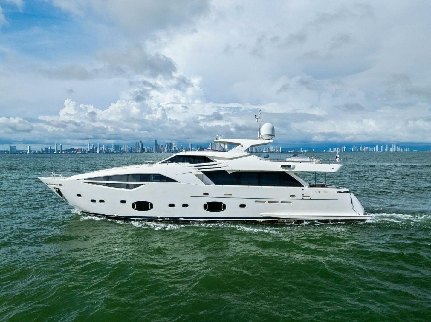 2014 Custom Line 100 zum Verkauf in Panama City, PA Megayacht 2